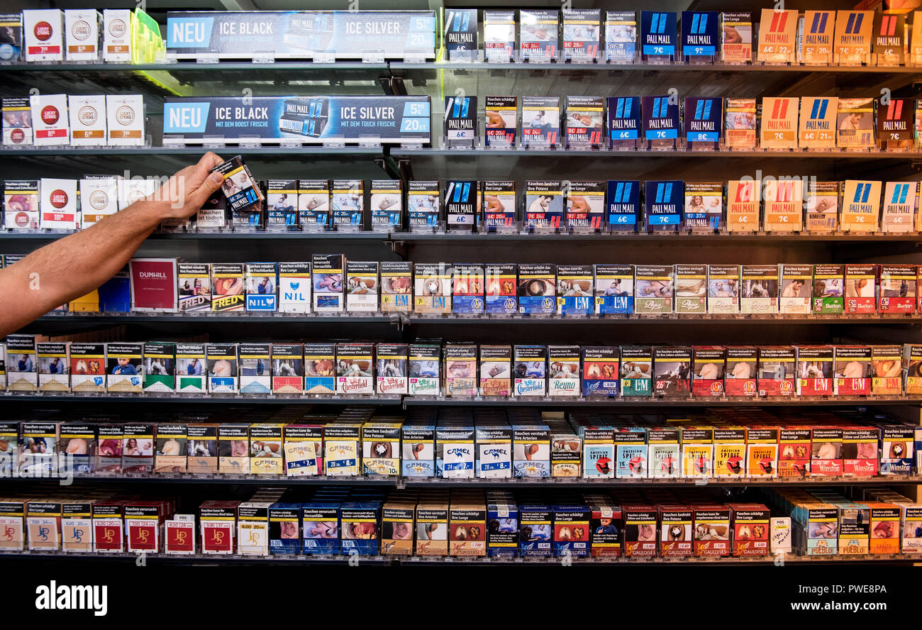 15 October 2018, Hamburg: Numerous cigarette packs are available in a kiosk on the shelf. In the third quarter, the production of tobacco products declined. According to the Federal Statistical Office, 19.78 billion cigarettes were taxed, about 3.6 percent less than in the same period last year. Photo: Daniel Bockwoldt/dpa Stock Photo