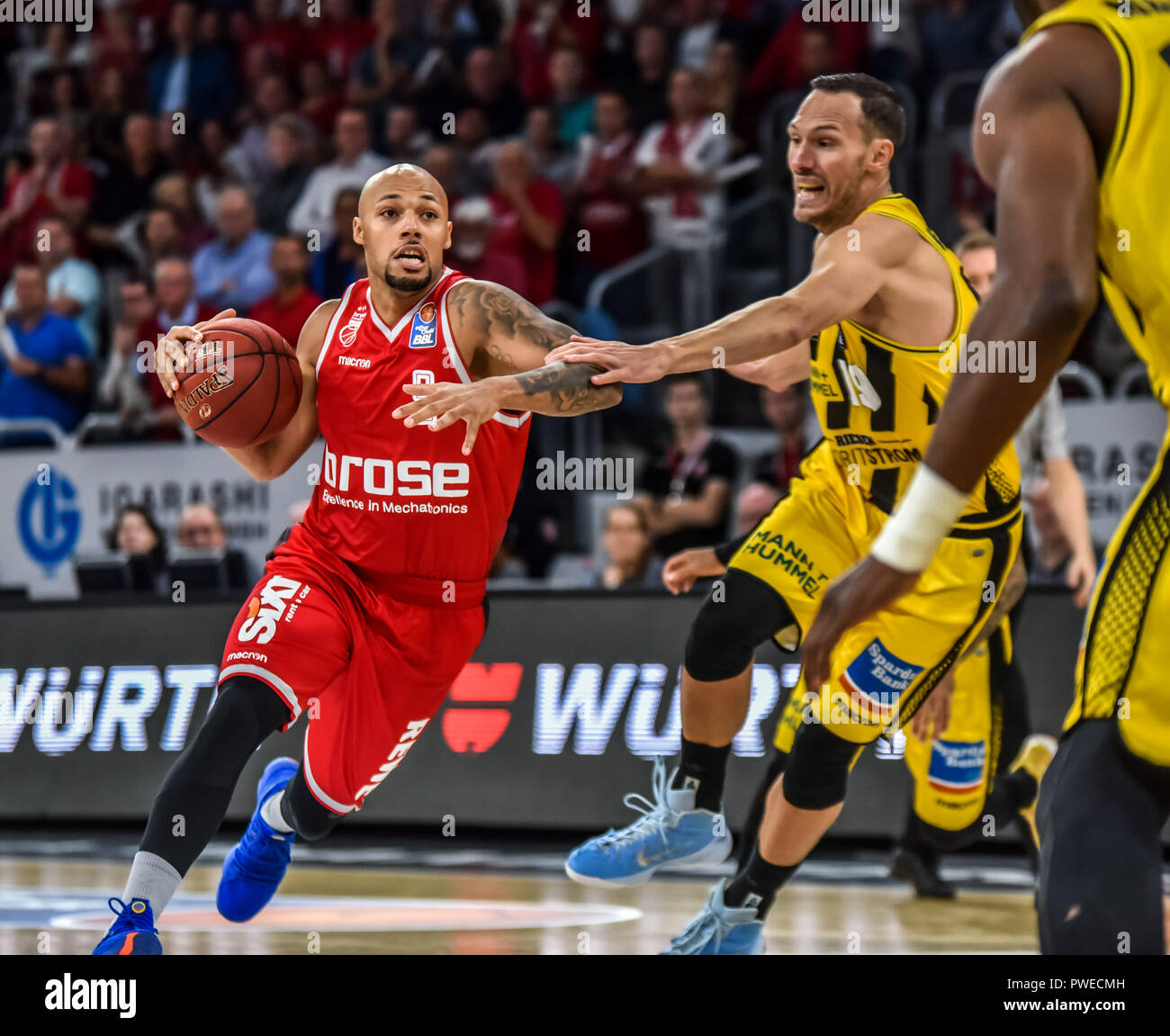 Germany, Bamberg, Brose Arena - 15. Oct 2018 - BBL, Basketball,  1.Bundesliga - Brose Bamberg vs. MHP RIESEN Ludwigsburg - Image (From L-R)  Murice Stuckey (Brose Bamberg, #9), Adam Waleskowski (MHP Riesen