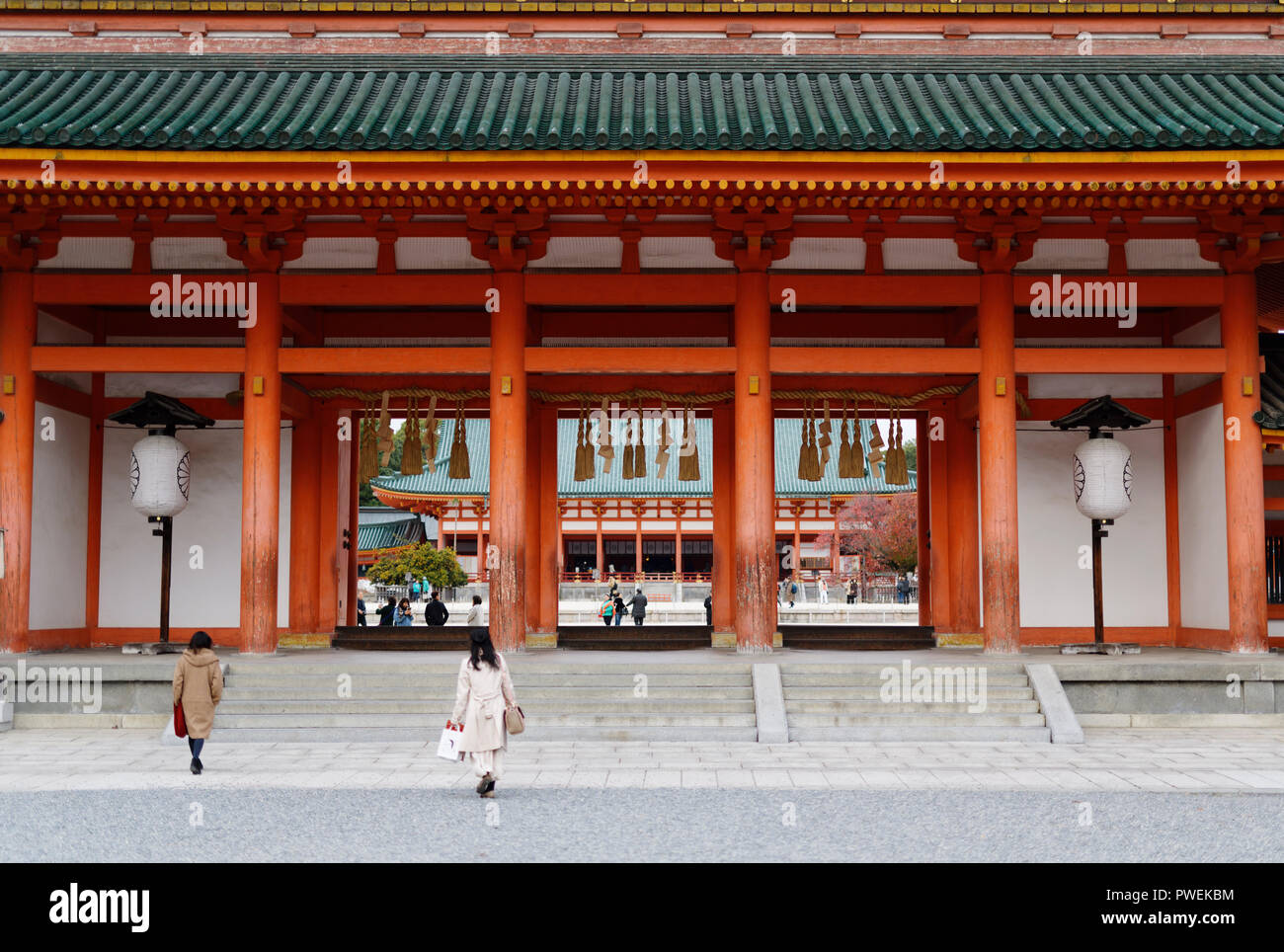 People entering Heian Shrine Outen-mon main gate, Heian-jingu Shinto Shrine, Sakyo-ku, Kyoto, Japan 2017 Stock Photo