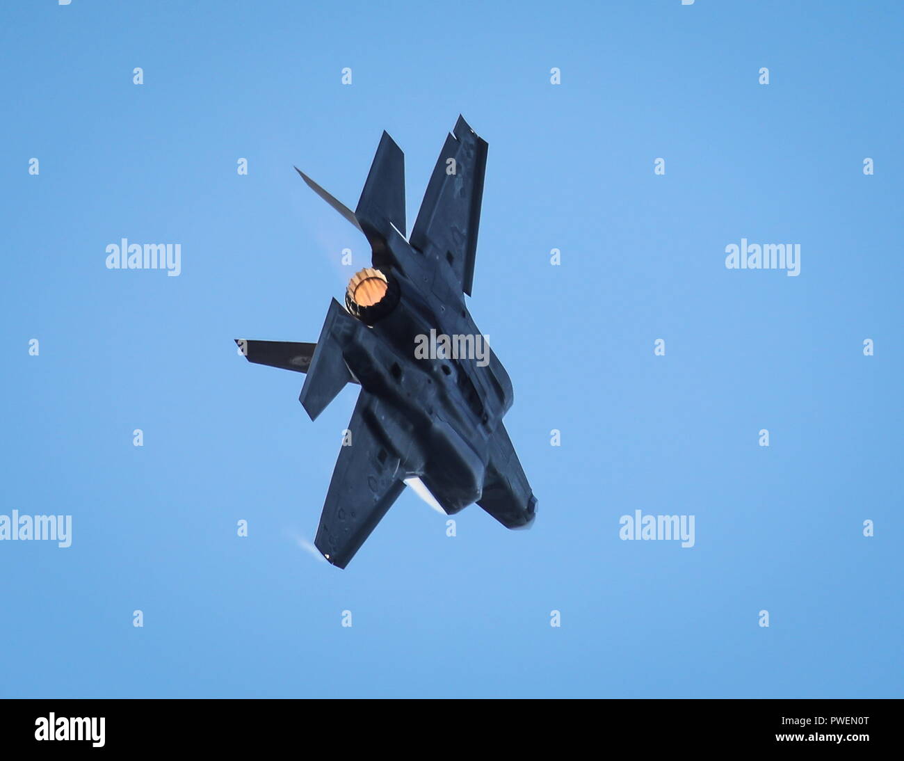 181006-N-N0101-246 NORTH ATLANTIC OCEAN (Oct. 6, 2018) An F-35B Lightning II assigned  to the F-35 Integrated Test Force at Naval Air Station Patuxent River, Md., flies over the Royal Navy aircraft carrier HMS Queen Elizabeth (R08). (U.S. Navy photo courtesy of the Royal Navy/Released) Stock Photo