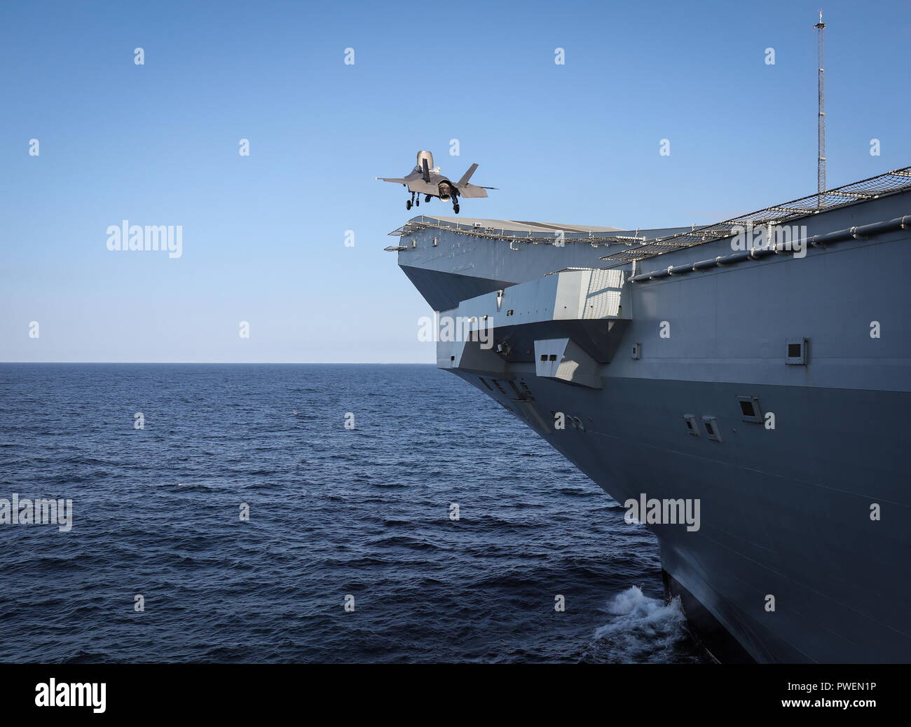 181006-N-N0101-241 NORTH ATLANTIC OCEAN (Oct. 6, 2018) An F-35B Lightning II assigned  to the F-35 Integrated Test Force at Naval Air Station Patuxent River, Md., launches from the Royal Navy aircraft carrier HMS Queen Elizabeth (R08). (U.S. Navy photo courtesy of the Royal Navy/Released) Stock Photo