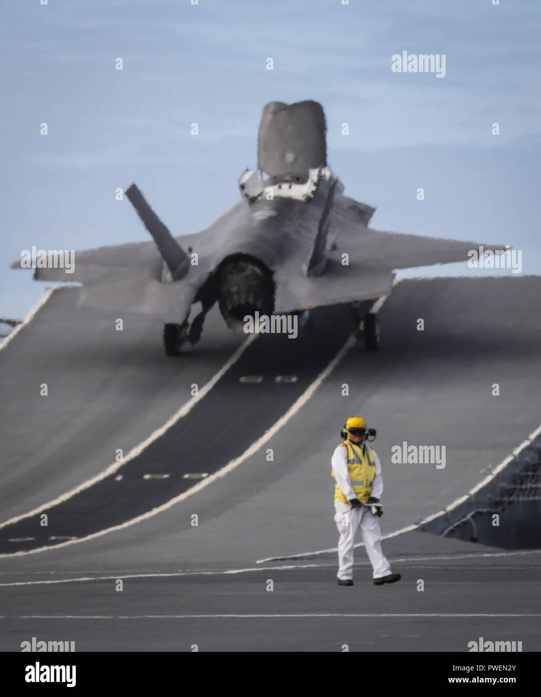 181006-N-N0101-221 NORTH ATLANTIC OCEAN (Oct. 6, 2018) An F-35B Lightning II assigned  to the F-35 Integrated Test Force at Naval Air Station Patuxent River, Md., launches from the Royal Navy aircraft carrier HMS Queen Elizabeth (R08). (U.S. Navy photo courtesy of the Royal Navy/Released) Stock Photo