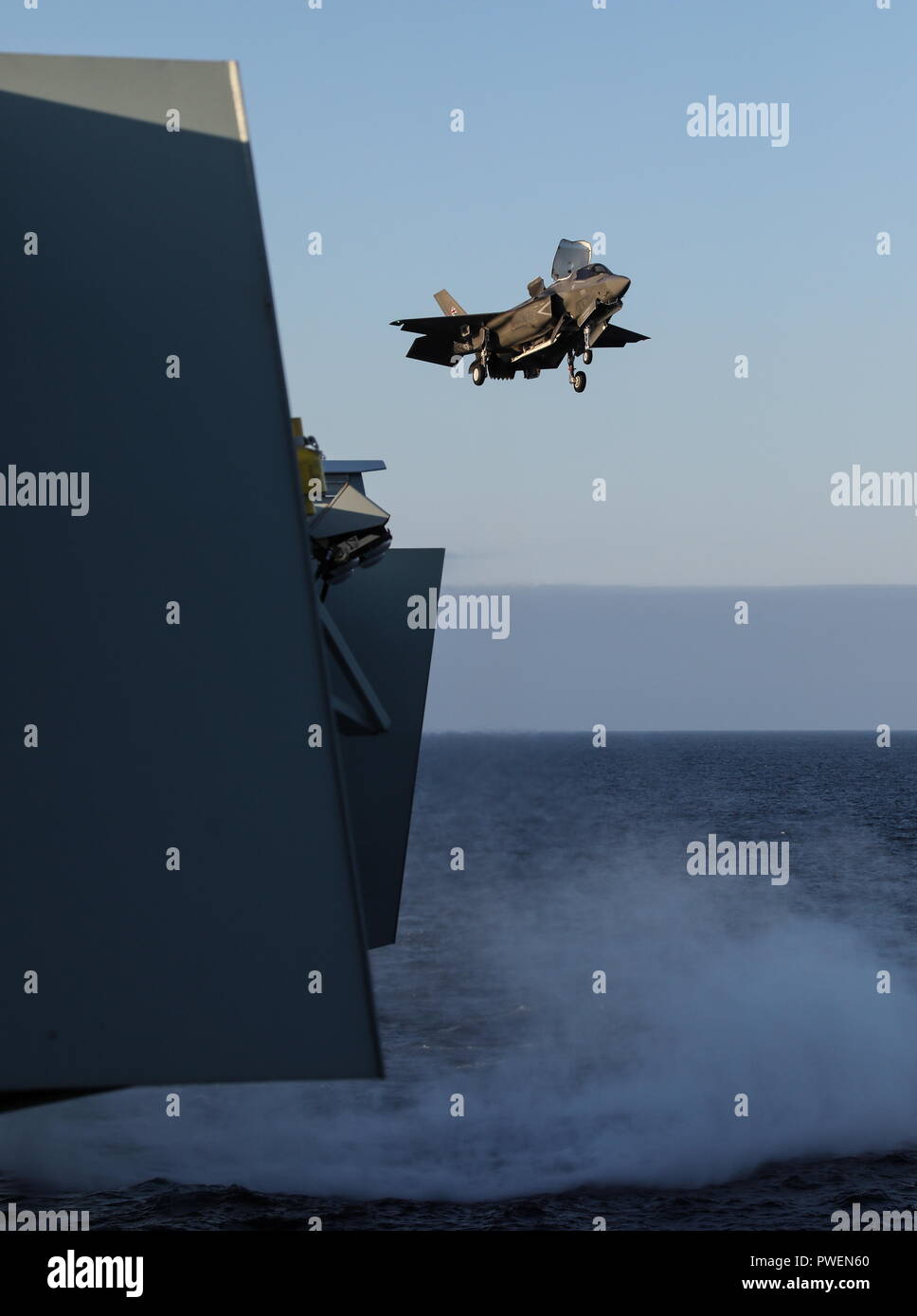 181006-N-N0101-308 NORTH ATLANTIC OCEAN (Oct. 6, 2018) An F-35B Lightning II assigned  to the F-35 Integrated Test Force at Naval Air Station Patuxent River, Md., lands aboard the Royal Navy aircraft carrier HMS Queen Elizabeth (R08). (U.S. Navy photo courtesy of the Royal Navy/Released) Stock Photo