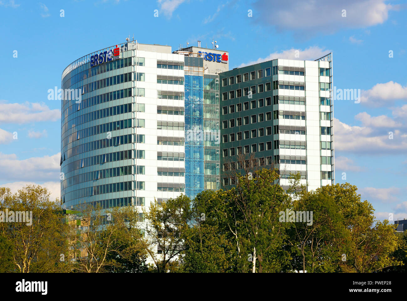 Hungary, Central Hungary, Budapest, Danube, Capital City, bank building, highrise, Erste Bank ATM, Erste Bank Hungary, Sparkasse Austria, Erste Bank Austria, Erste Group Bank AG, economy, trade, UNESCO World Heritage Site Stock Photo