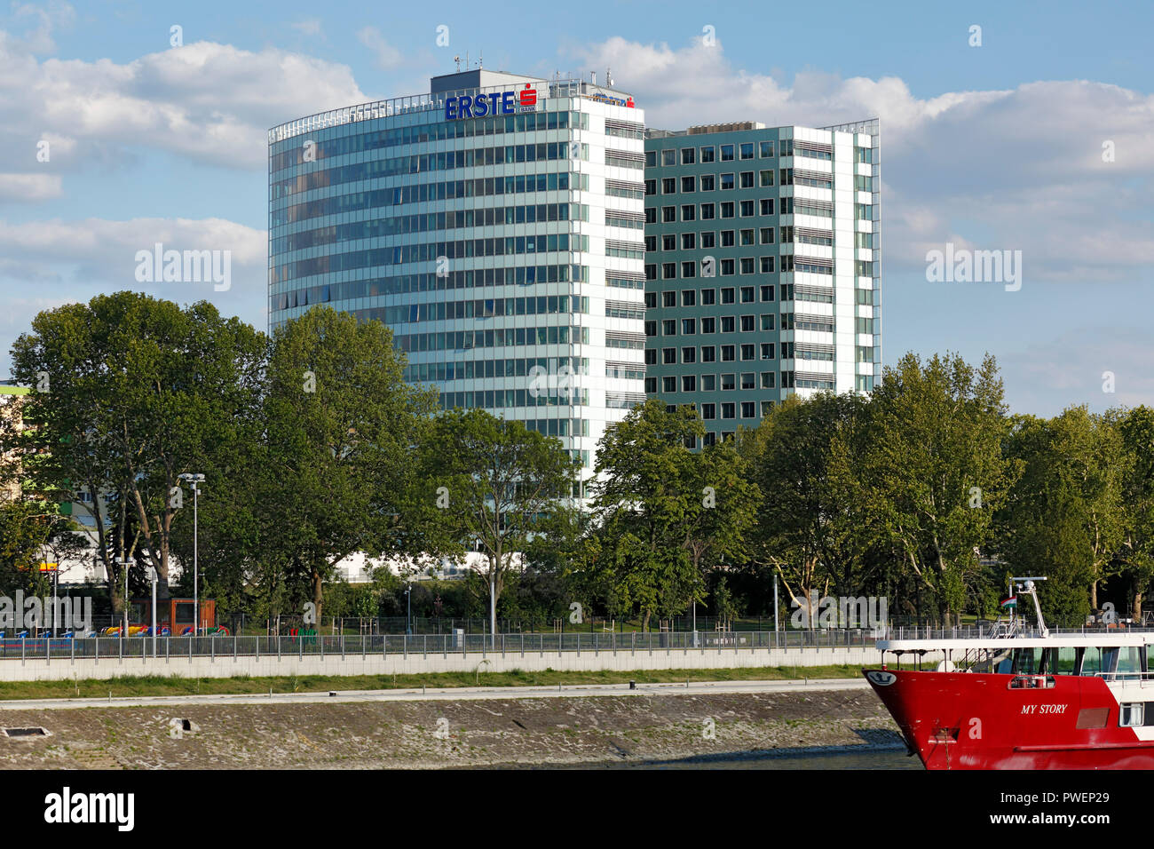 Hungary, Central Hungary, Budapest, Danube, Capital City, bank building, highrise, Erste Bank ATM, Erste Bank Hungary, Sparkasse Austria, Erste Bank Austria, Erste Group Bank AG, economy, trade, UNESCO World Heritage Site Stock Photo