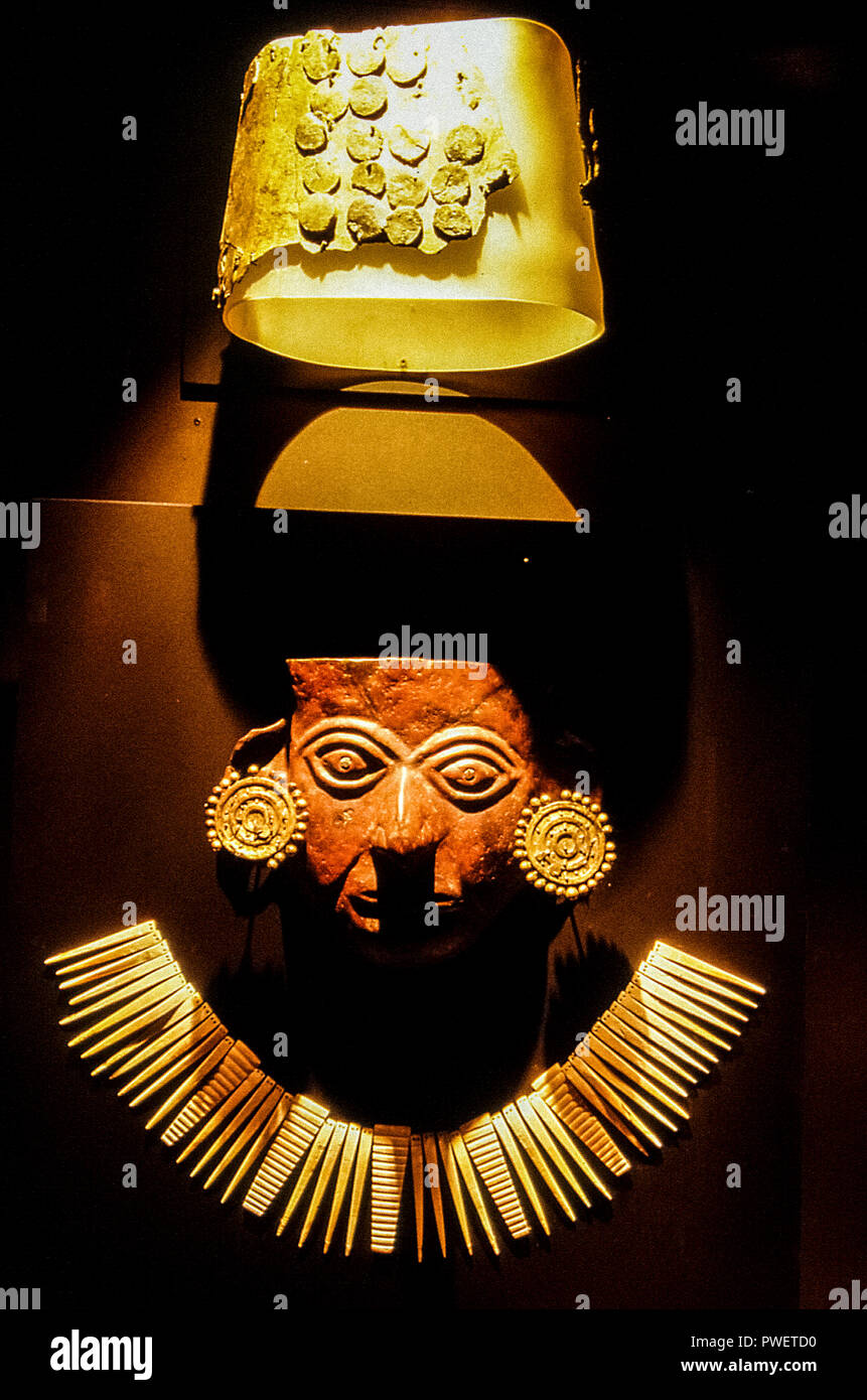 Perù Lambayeque -  Museo Tumbas Reales de Sipán -A mask with headgear Stock Photo