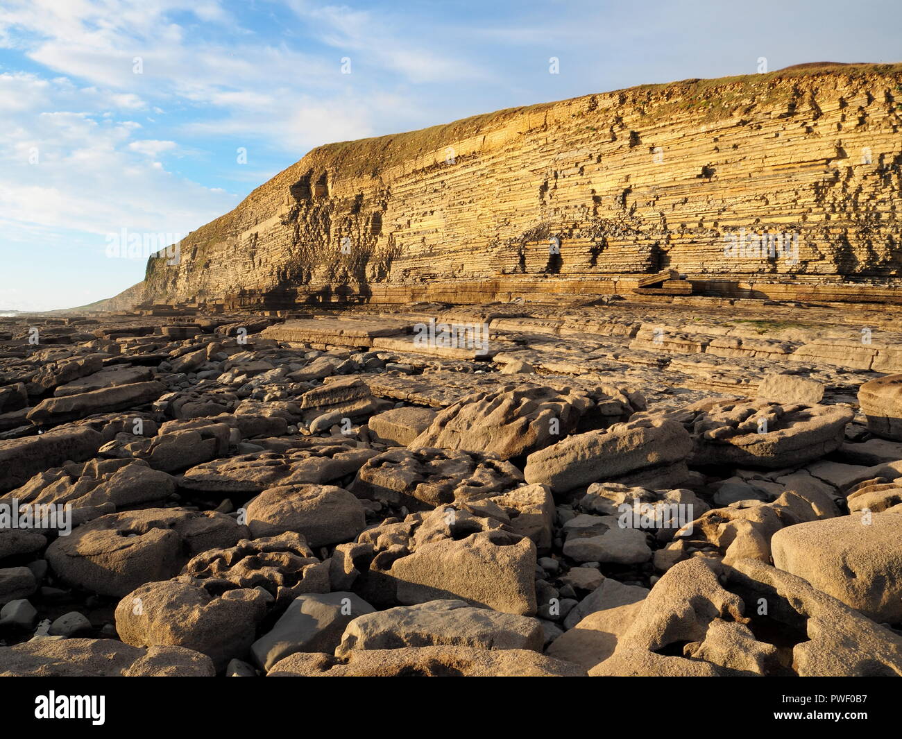 Carboniferous layers of limestone and shale cliffs at Dunraven Bay, Vale of Glamorgan, South Wales Stock Photo