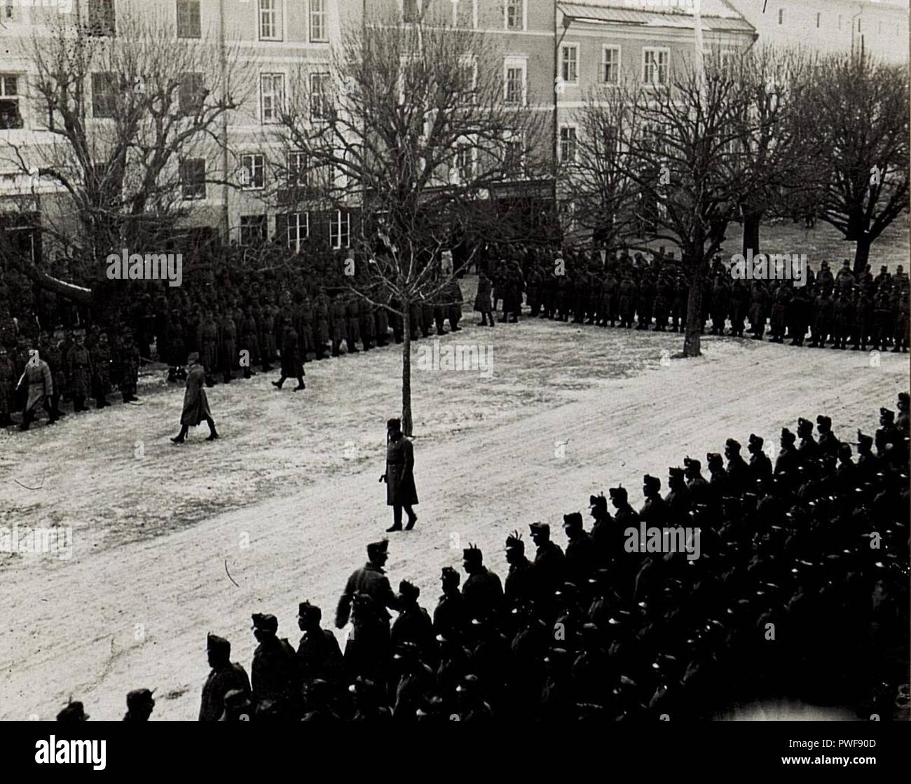 Bruneck, Kaiserjägerfeier am 16.1.1916. Roth geht die Front der aufgestellten Baone ab. Stock Photo