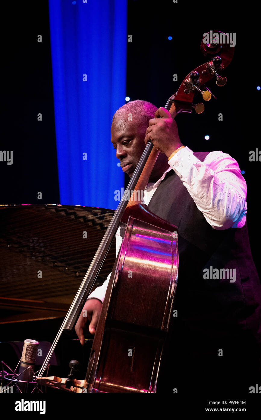 Neville Malcolm on bass with Jo Harrop, sings Peggy Lee, Scarborough Jazz Festival 2018 Stock Photo