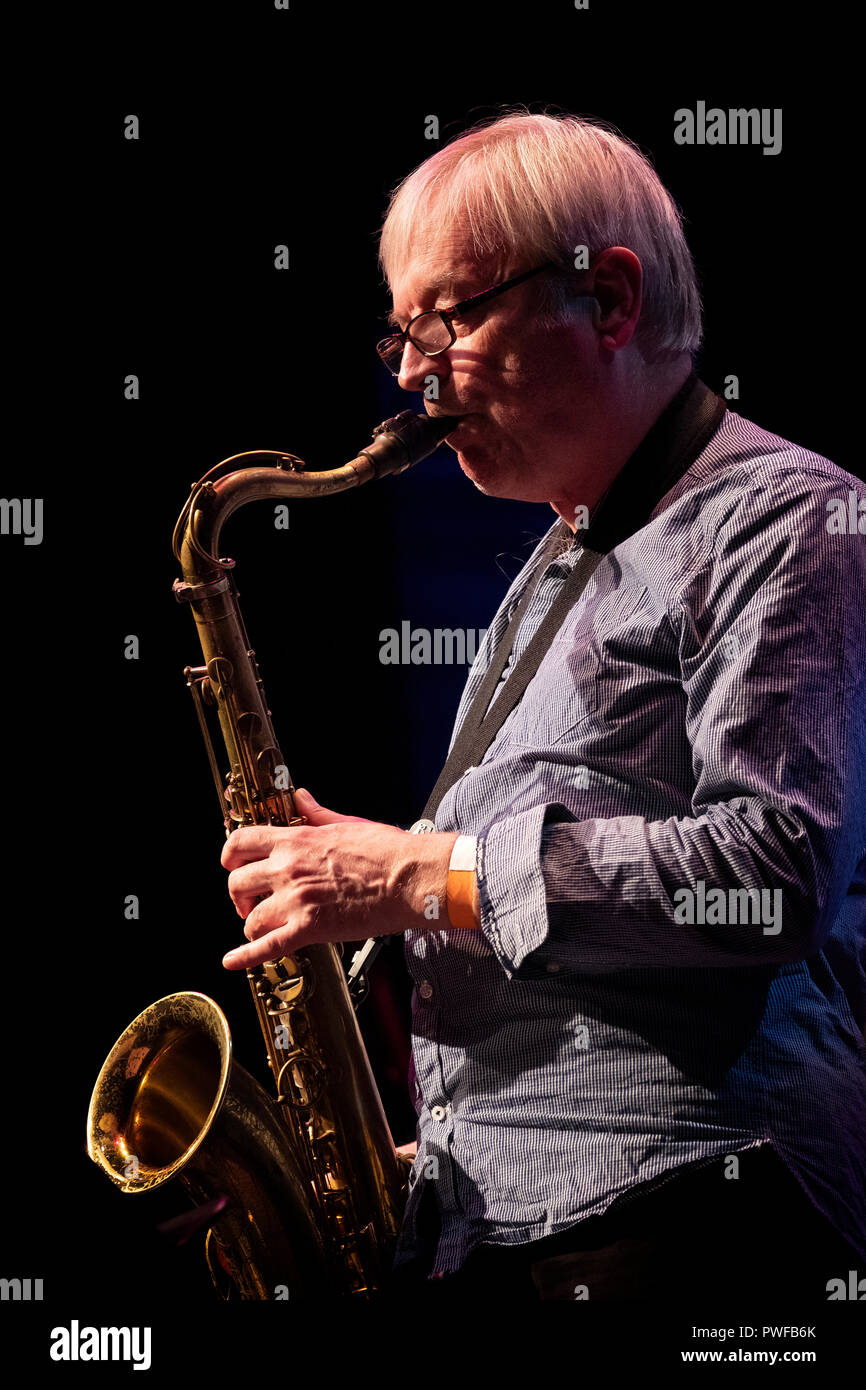 Pete Hurt improvising on tenor sax with Stan Sulzman's Neon Orchestra, Scarborough Jazz Festival 2018 Stock Photo