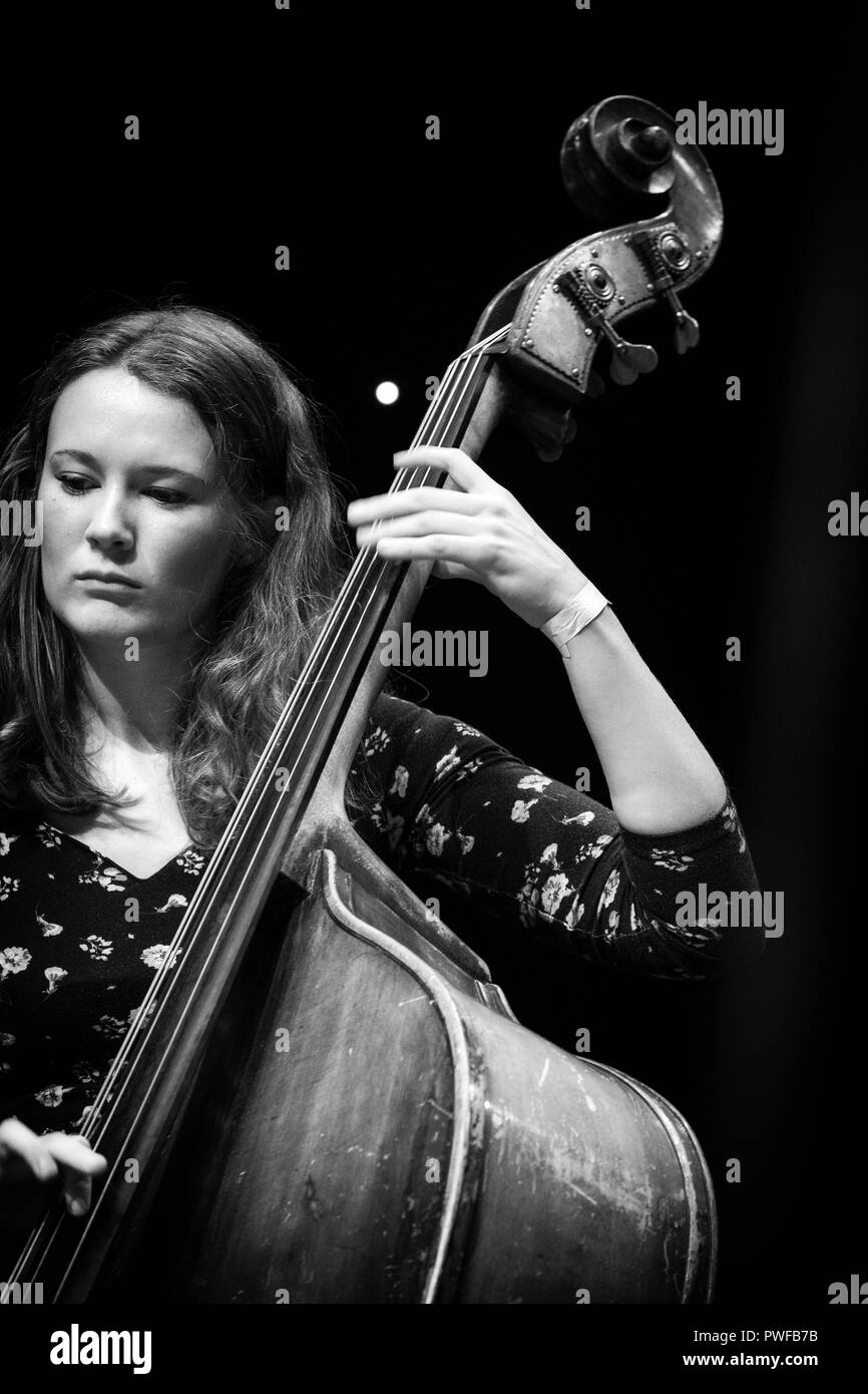 Double bass player jazz musician Black and White Stock Photos & Images Alamy