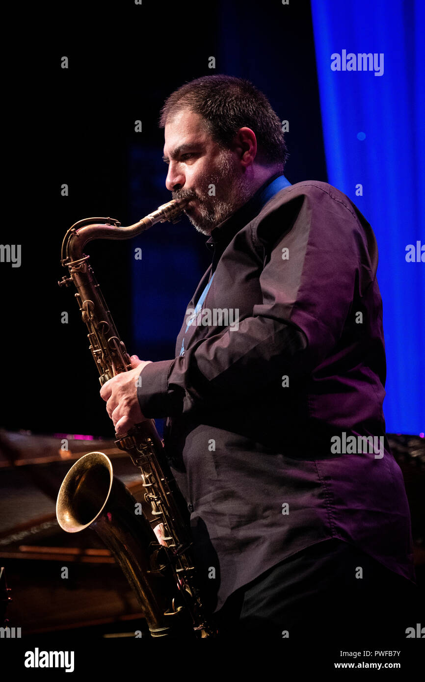 Tenor Saxophone Stock Photos & Tenor Saxophone Stock Images Alamy
