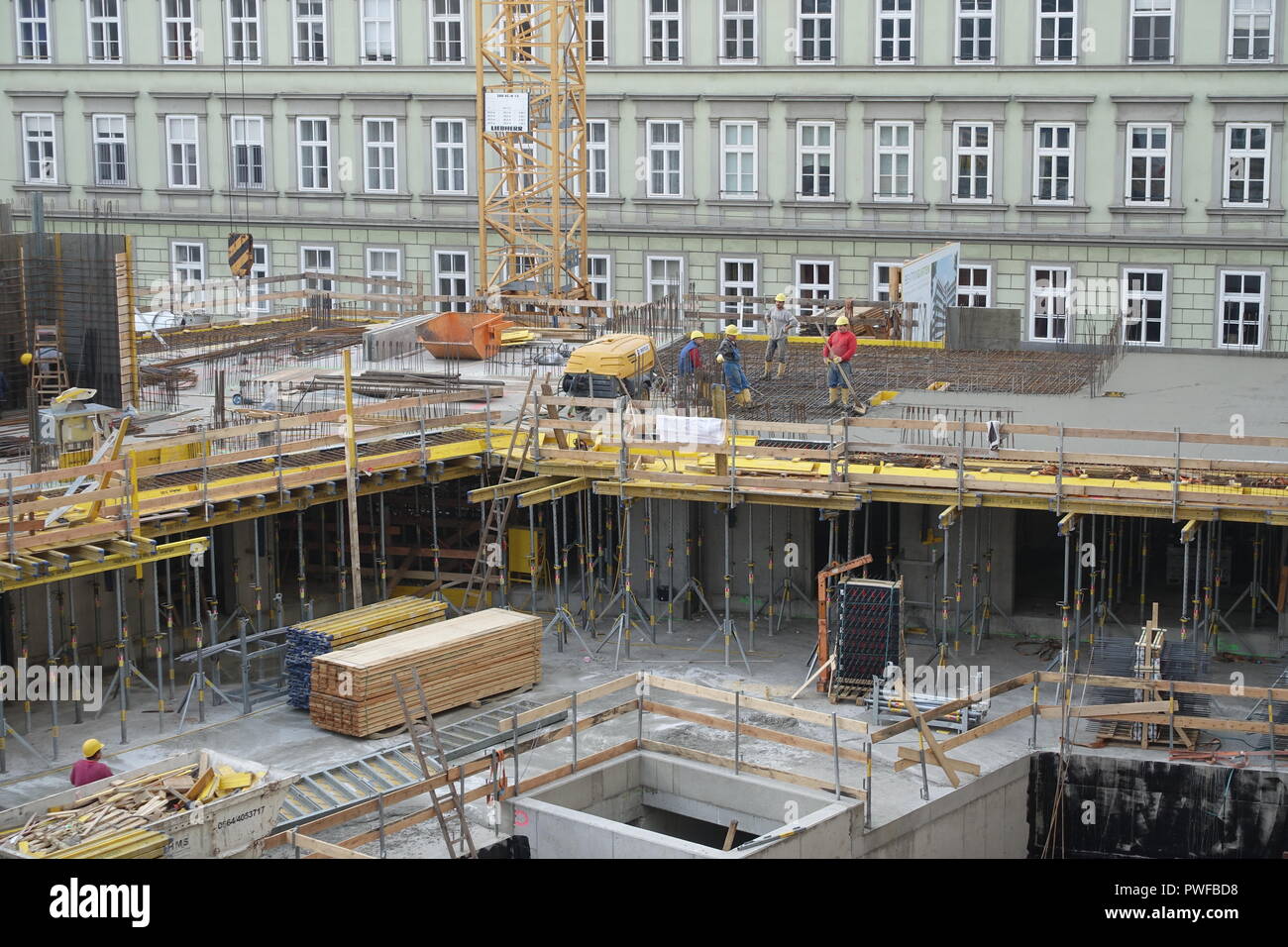 Wien, Baustelle des Wohnbaus Beatrixgasse 11, Betonieren einer Geschoßdecke Stock Photo