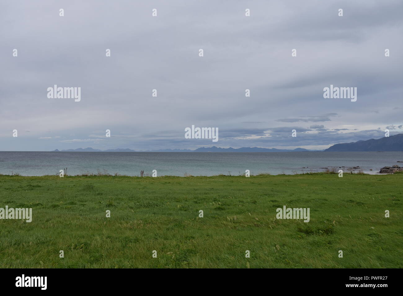 Norwegen, Lofoten, Gimsøy, Gimsøya, Gimsøystraumen, Fjord, Vinjevika, Sandmannen, Insel, Herbst, Nordland, Sommer, Wetter, Wolken, Küste, Ufer, Strand Stock Photo