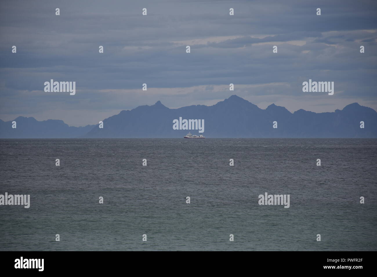 Norwegen, Lofoten, Gimsøy, Gimsøya, Gimsøystraumen, Fjord, Vinjevika, Sandmannen, Insel, Herbst, Nordland, Sommer, Wetter, Wolken, Küste, Ufer, Strand Stock Photo