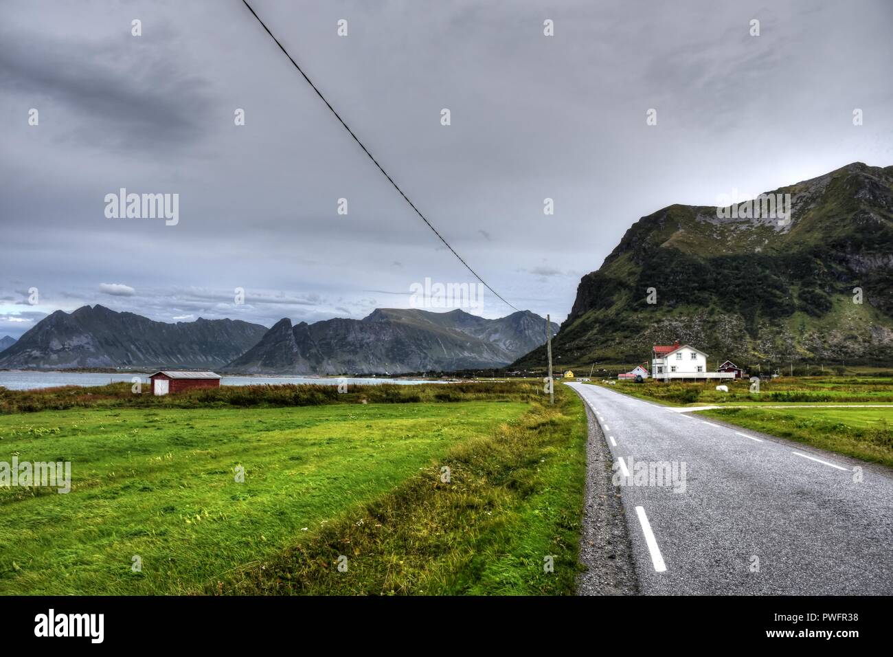 Norwegen, Lofoten, Gimsøy, Gimsøya, Gimsøystraumen, Fjord, Vinjevika, Sandmannen, Insel, Herbst, Nordland, Sommer, Wetter, Wolken, Küste, Ufer, Strand Stock Photo