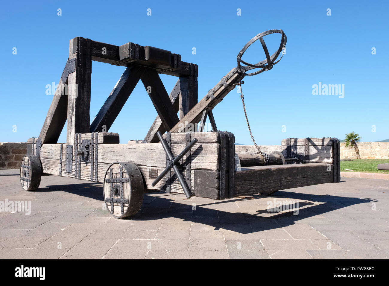 Replica catapult, siege weapon, siege engine. Bastioni Marco Polo, Alghero, Sardinia, Italy Stock Photo