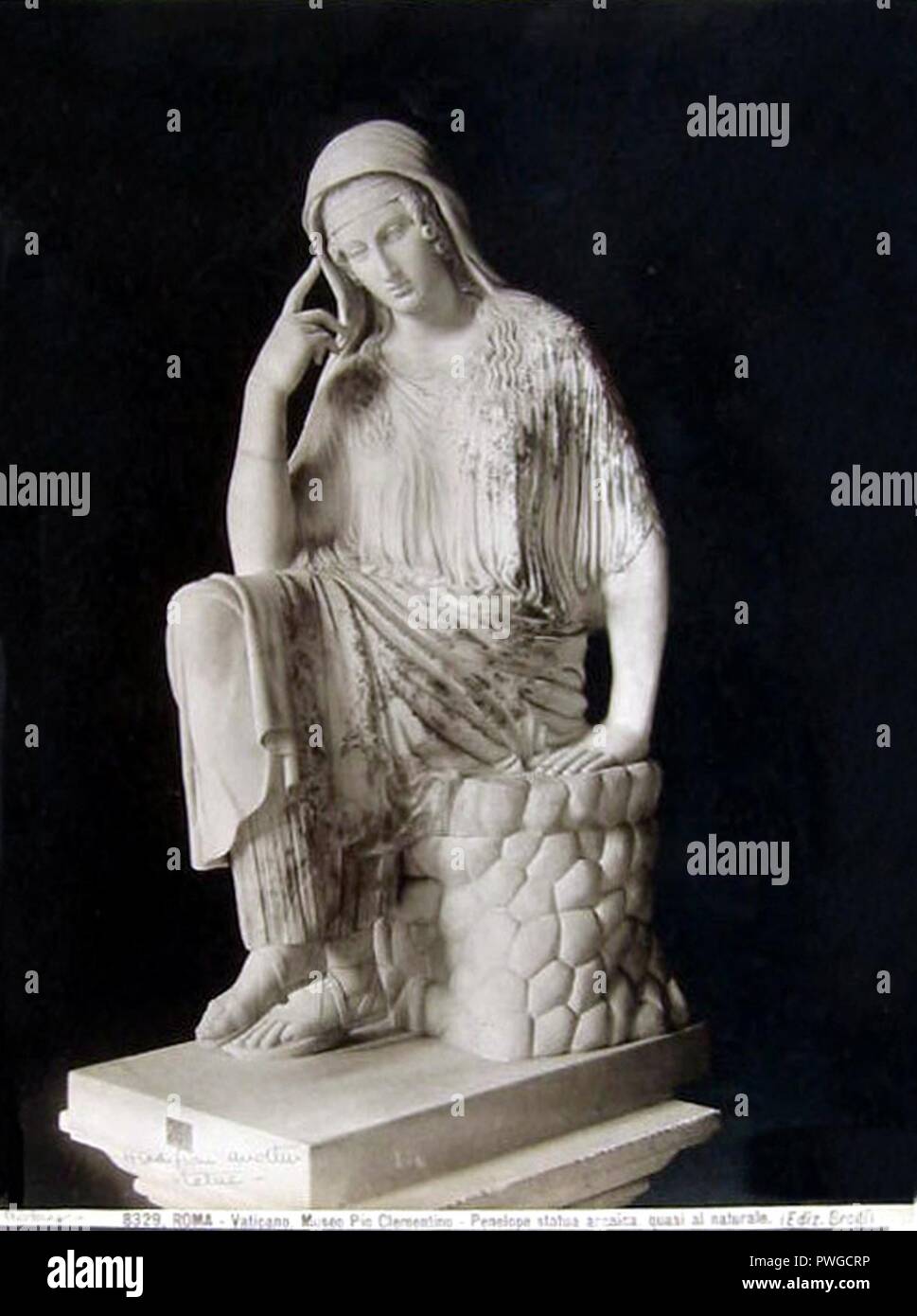 Brogi, Carlo (1850-1925) - n. 8329 - Roma - Vaticano - Museo Pio Clementino - Penelope - Statua arcaica, quasi al naturale. Stock Photo