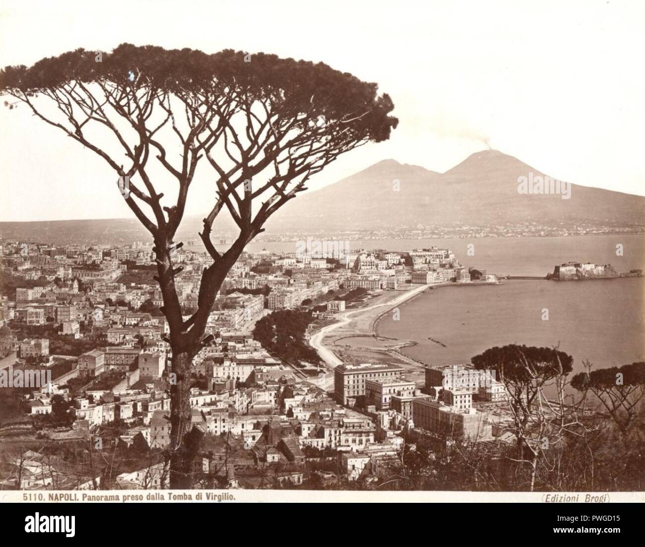 Brogi, Giacomo (1822-1881) - n. 5110 - Napoli - Panorama preso dalla Tomba di Virgilio. Stock Photo