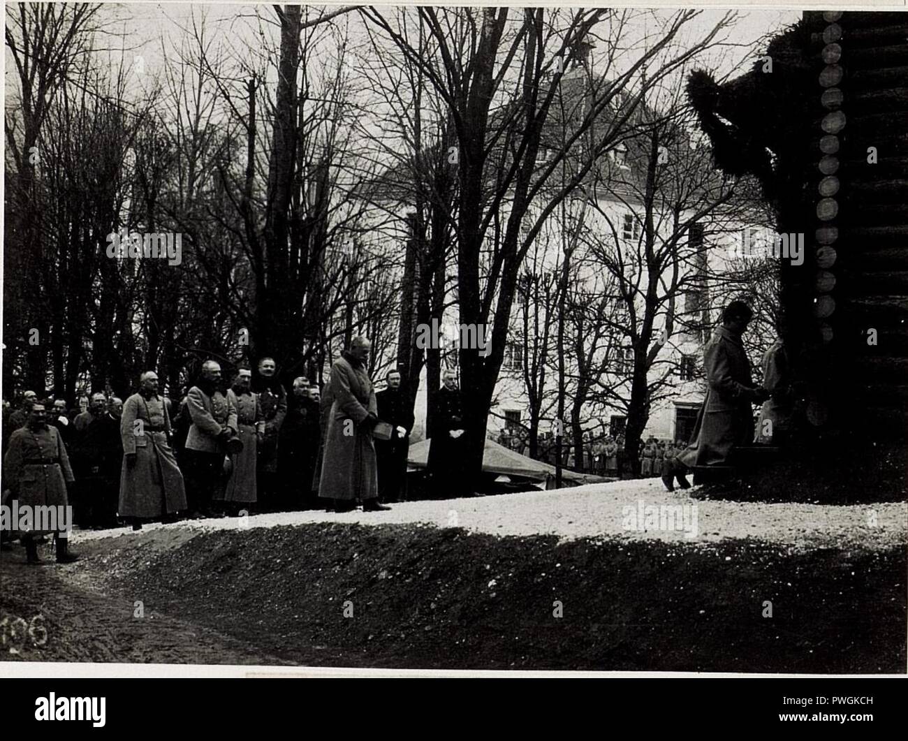 Bruneck, Einweihung der Waldkapelle unterhalb des Soldatenfriedhofes in Gegenwart von Exzellenz von Roth, Dezember 1915. Stock Photo