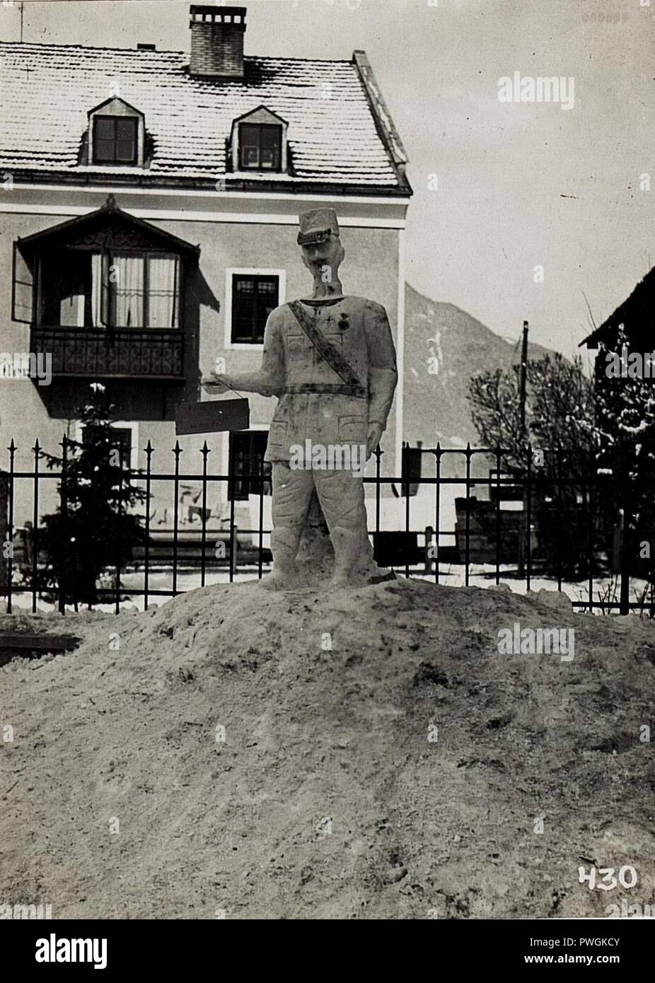 Bruneck, Schneemann des italienischen Königs, im Februar 1916 von den Soldaten angefertigt. Stock Photo