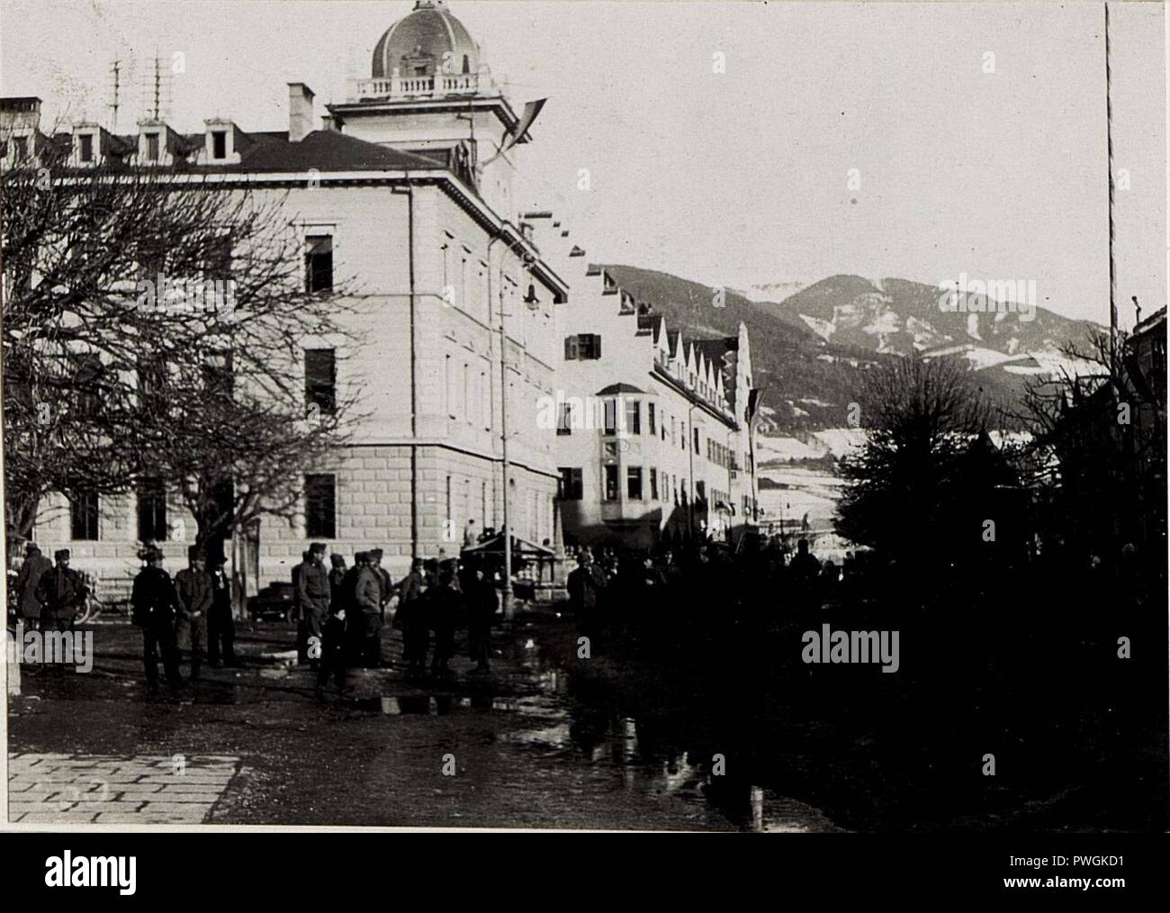 Bruneck, Straßenbild, im Vordergrund das Postgebäude mit der Wohnung von Exzellenz von Roth. Stock Photo