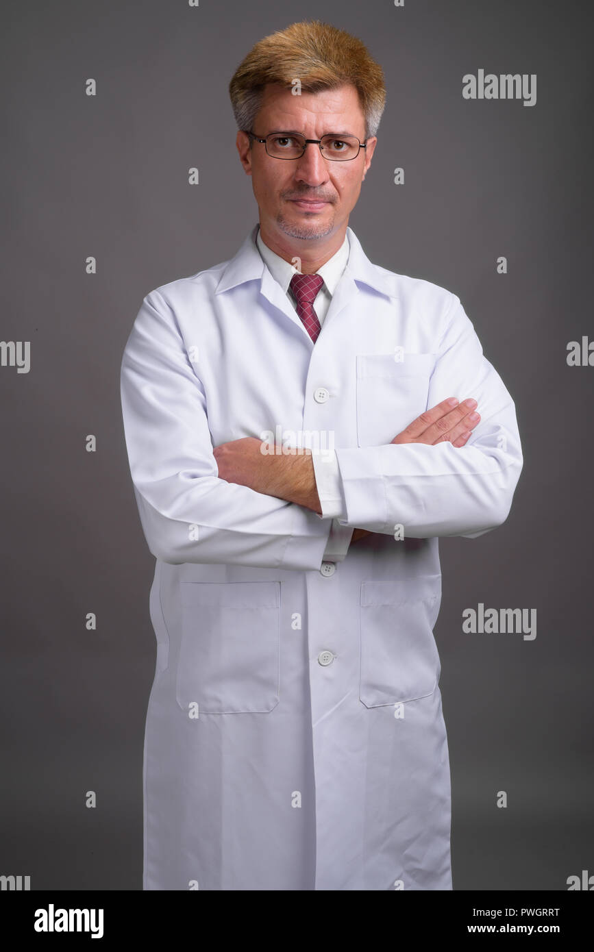 Confident medical doctor hi-res stock photography and images - Alamy