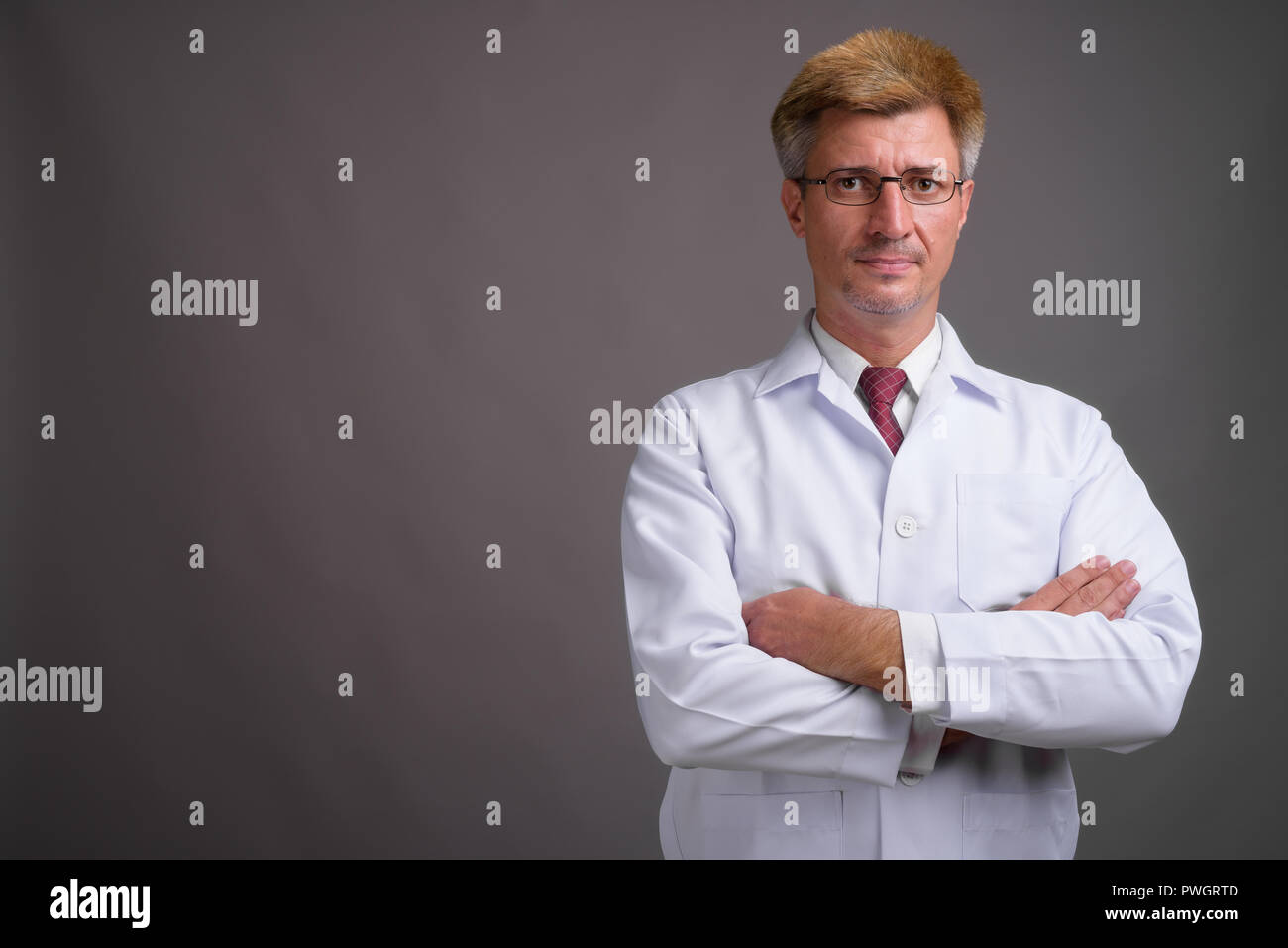 Confident medical doctor hi-res stock photography and images - Alamy