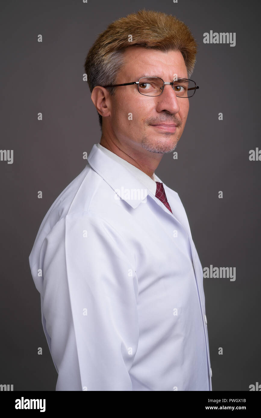 Doctor lab coat hi-res stock photography and images - Alamy
