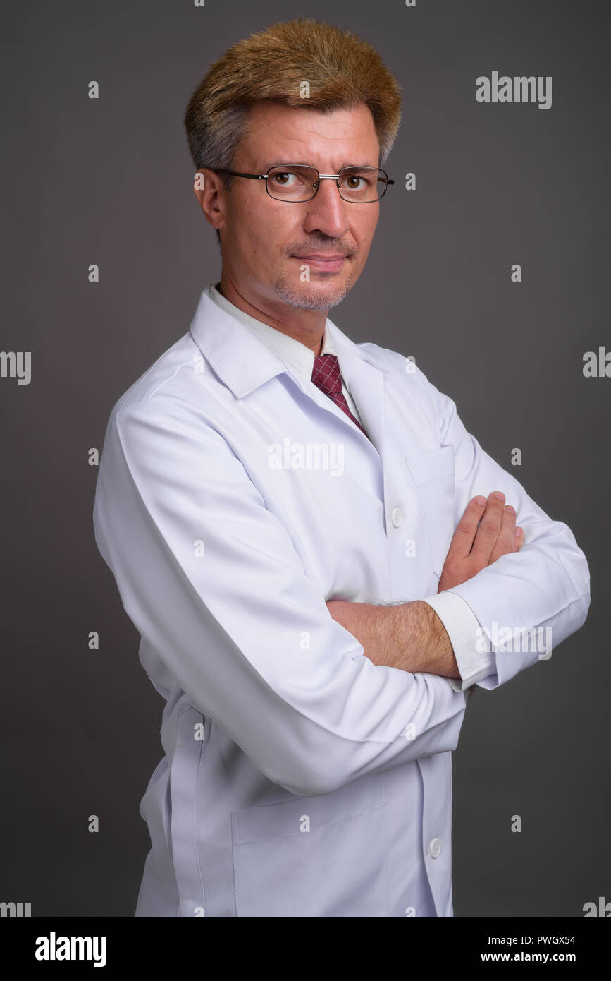 Confident medical doctor hi-res stock photography and images - Alamy