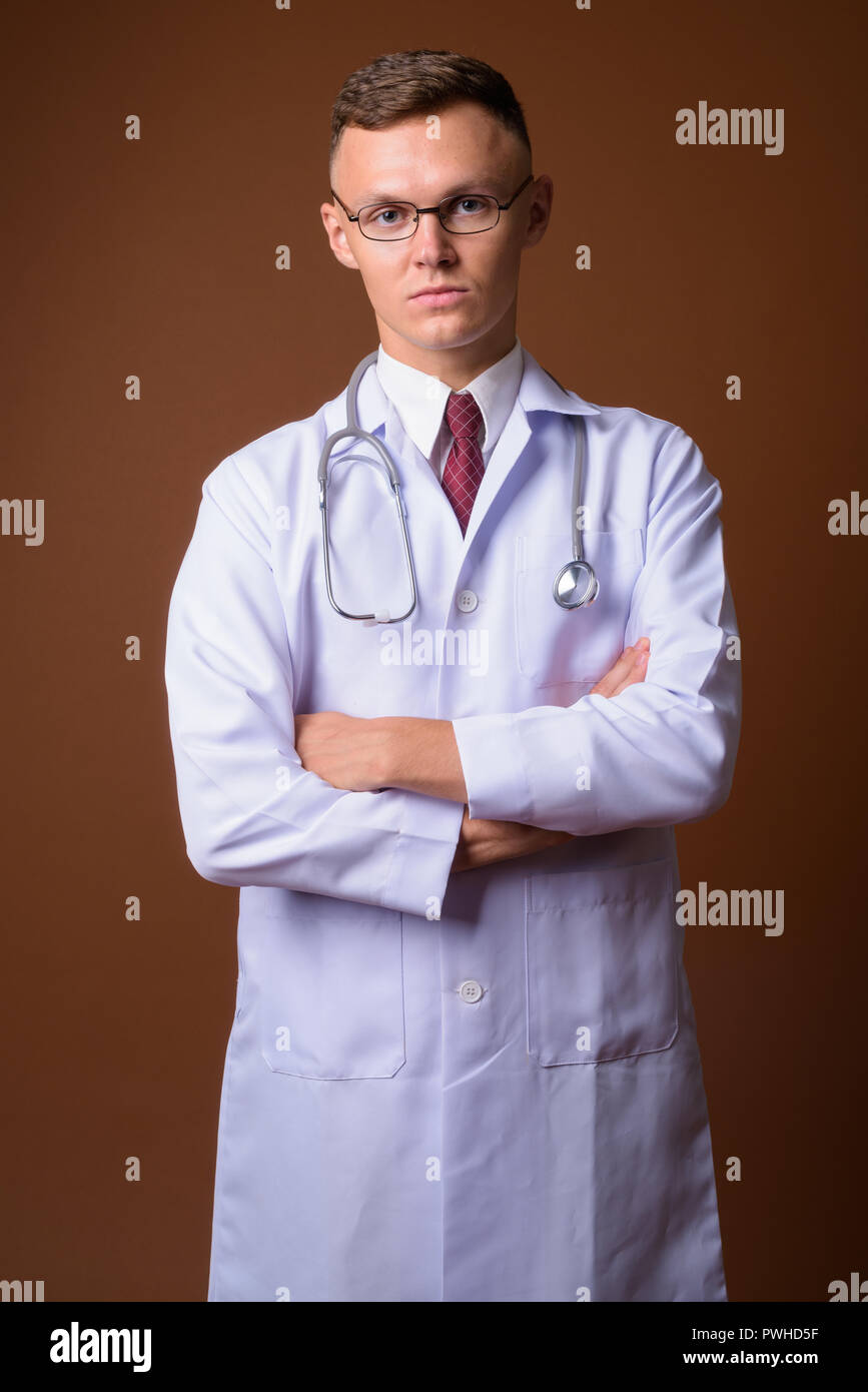 Doctor man crossed arms wearing hi-res stock photography and images - Alamy