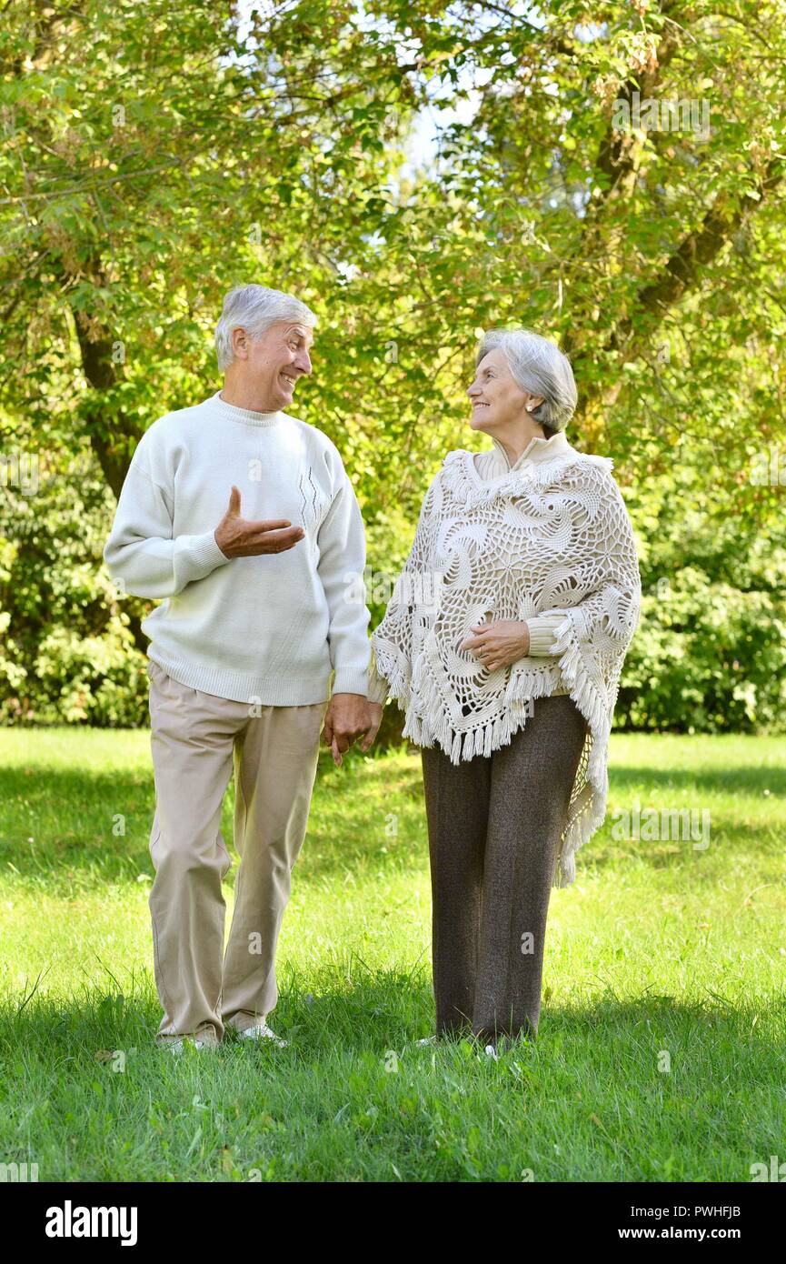 Old couple in the park hi-res stock photography and images - Alamy