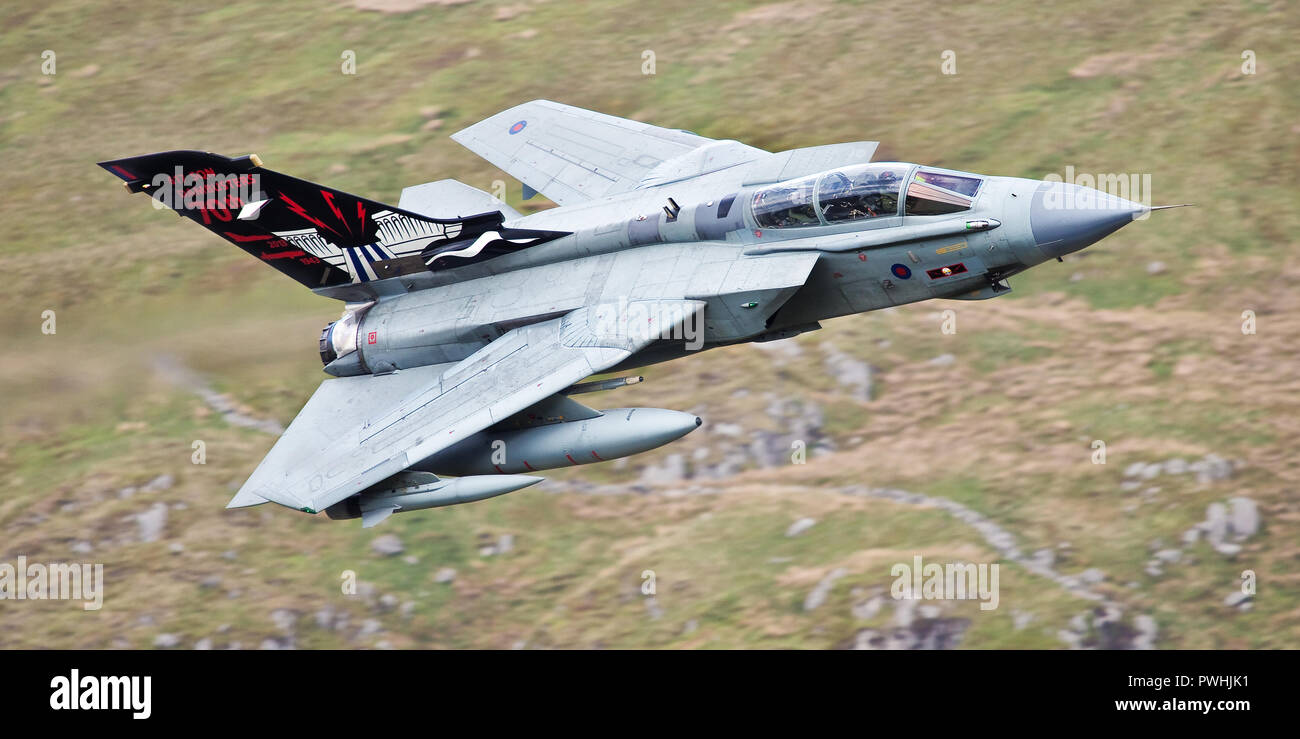 Low flying aircraft Stock Photo Alamy