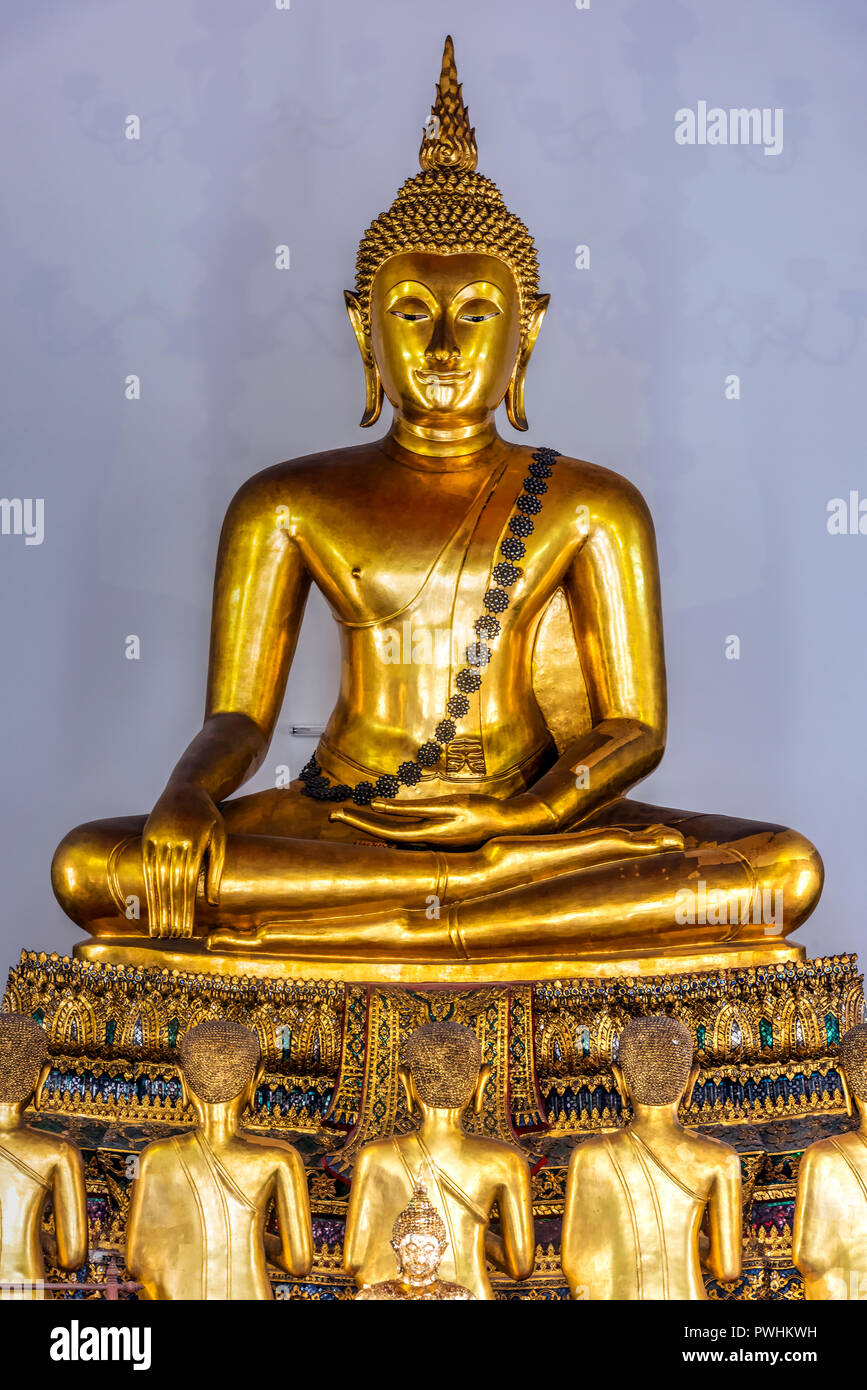 Golden Buddha statue, Wat Pho, Bangkok, Thailand Stock Photo