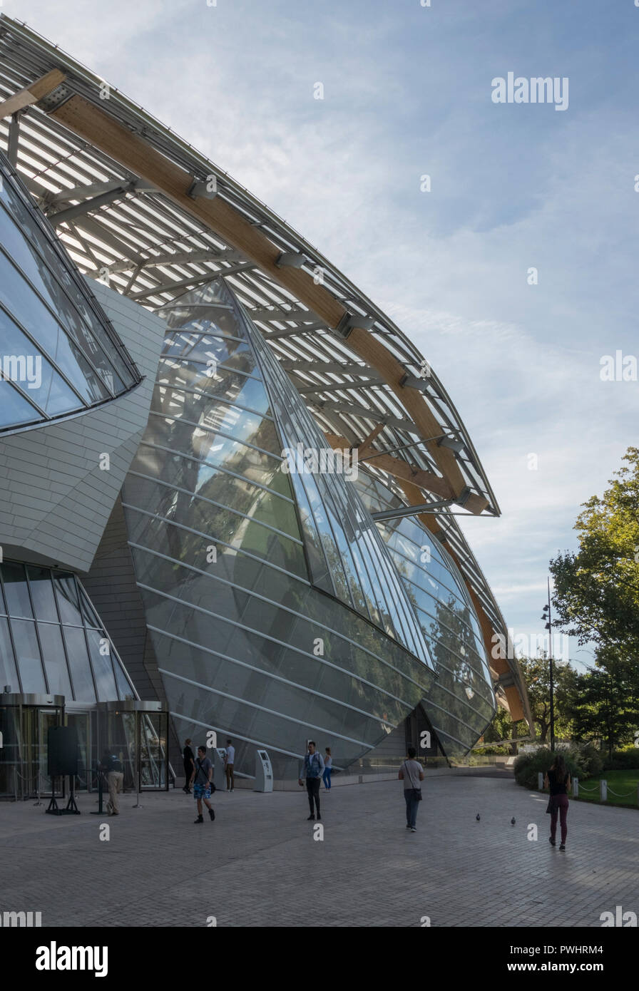 This sensational Frank Gehry building in the Bois de Boulogne, Paris, houses a complex of art galleries for the Fondation Louis Vuitton in France Stock Photo