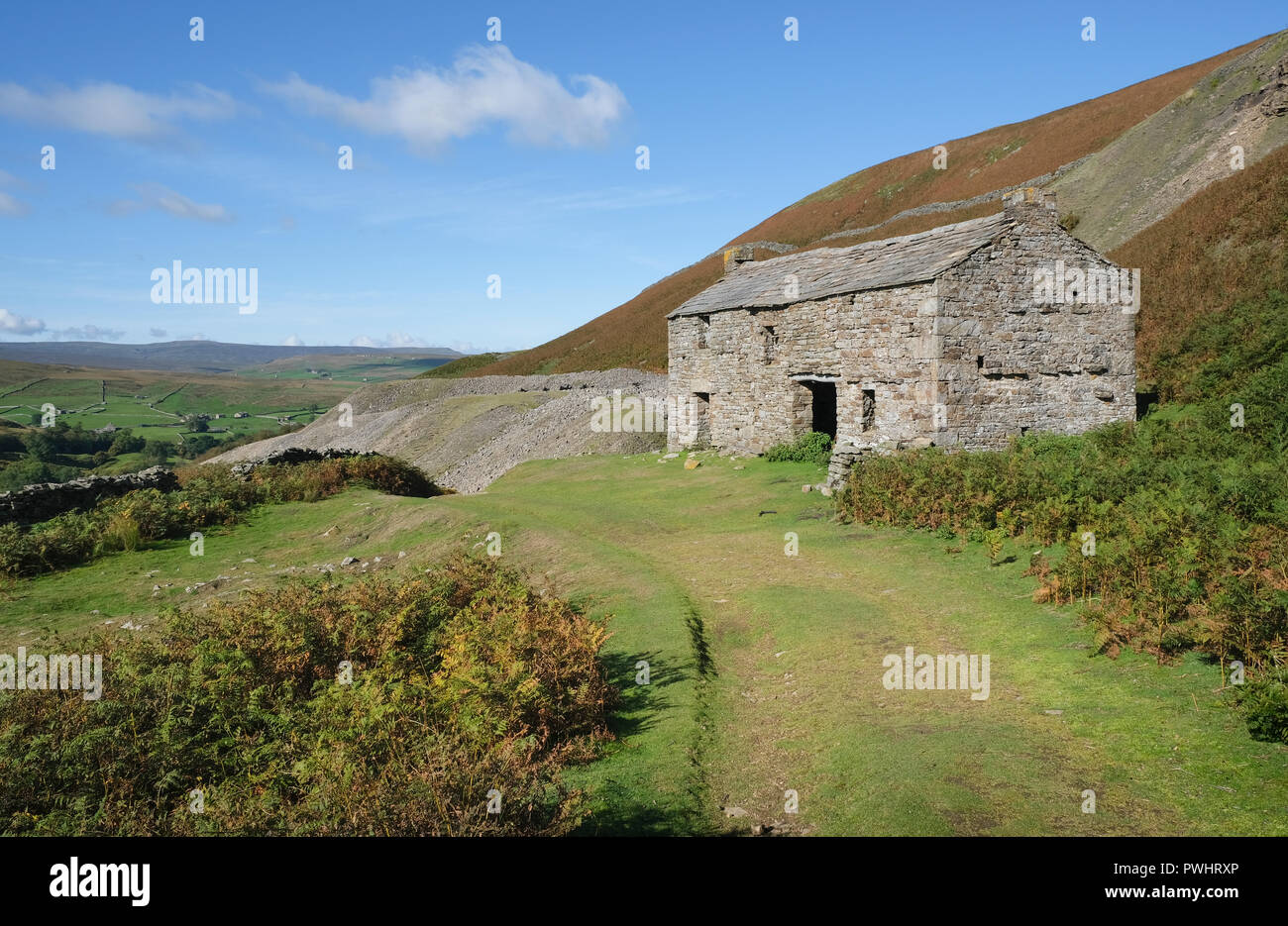 old stone barn in English countryside in Swaledale between Keld and Muker in the Yorkshire Dales, North Yorkshire England Stock Photo