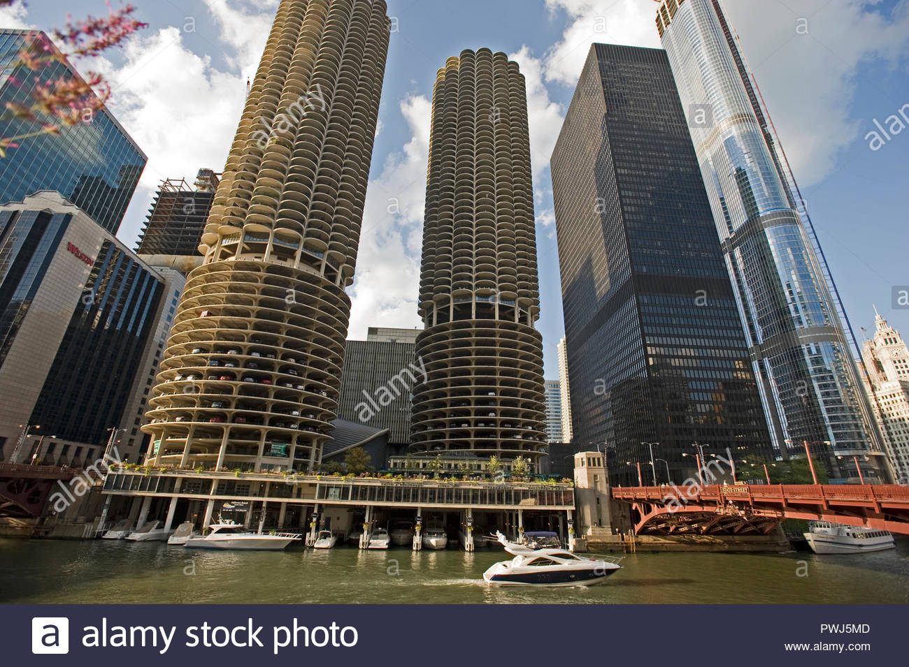 The Chicago River, the two round towers of Marina City, the black IBM  building and the future Trump tower which will be 1,066 feet high. Chicago,  Illinois, usa Stock Photo - Alamy
