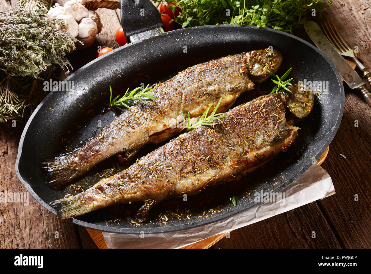 Мойва на сковороде. Форель жареная. Рыба форель на сковороде. Как правильно пожарить форель на сковороде. Рыба горбуша стейки.