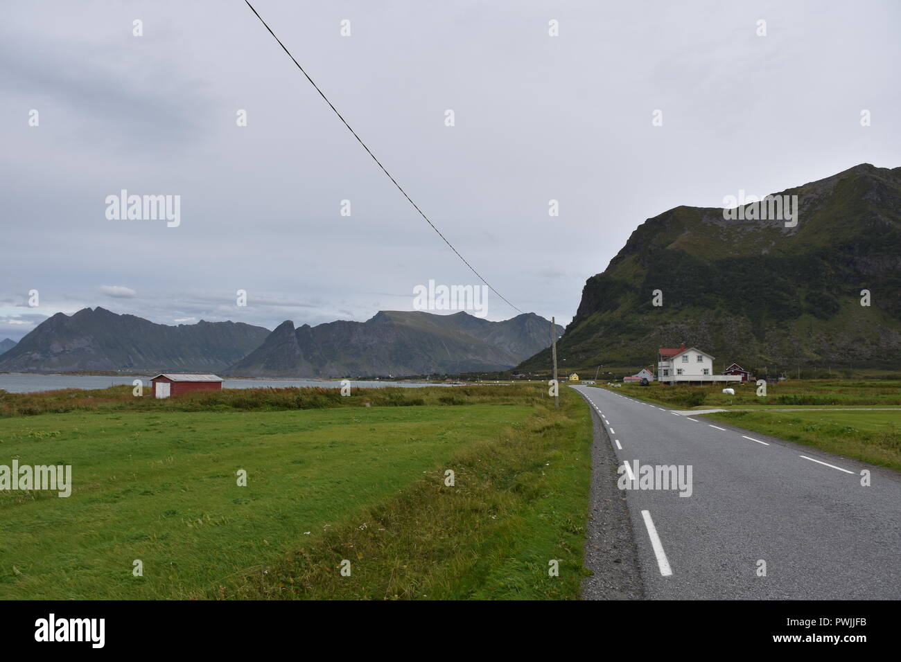 Norwegen, Lofoten, Gimsøy, Gimsøya, Gimsøystraumen, Fjord, Vinjevika, Sandmannen, Insel, Herbst, Nordland, Sommer, Wetter, Wolken, Küste, Ufer, Strand Stock Photo