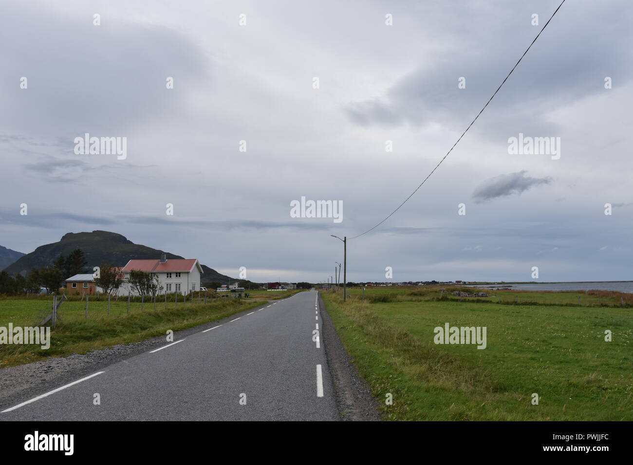 Norwegen, Lofoten, Gimsøy, Gimsøya, Gimsøystraumen, Fjord, Vinjevika, Sandmannen, Insel, Herbst, Nordland, Sommer, Wetter, Wolken, Küste, Ufer, Strand Stock Photo