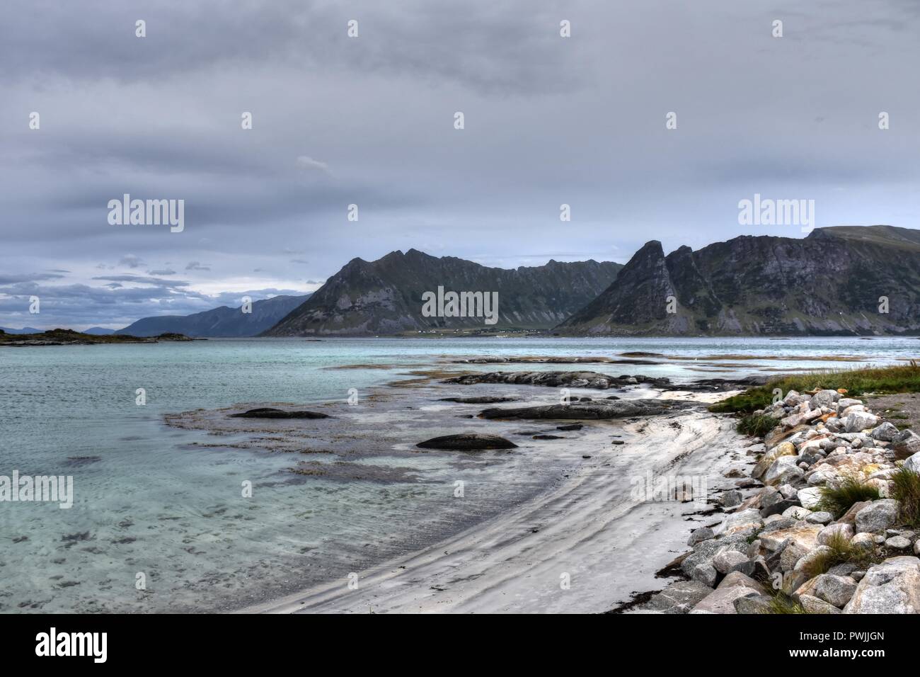 Norwegen, Lofoten, Gimsøy, Gimsøya, Gimsøystraumen, Fjord, Vinjevika, Sandmannen, Insel, Herbst, Nordland, Sommer, Wetter, Wolken, Küste, Ufer, Strand Stock Photo