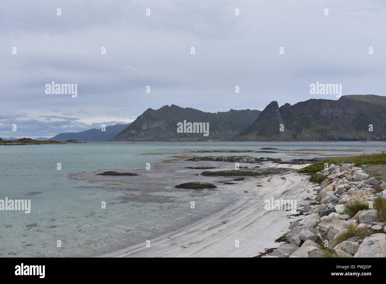 Norwegen, Lofoten, Gimsøy, Gimsøya, Gimsøystraumen, Fjord, Vinjevika, Sandmannen, Insel, Herbst, Nordland, Sommer, Wetter, Wolken, Küste, Ufer, Strand Stock Photo