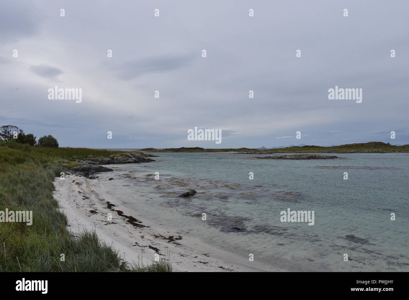 Norwegen, Lofoten, Gimsøy, Gimsøya, Gimsøystraumen, Fjord, Vinjevika, Sandmannen, Insel, Herbst, Nordland, Sommer, Wetter, Wolken, Küste, Ufer, Strand Stock Photo