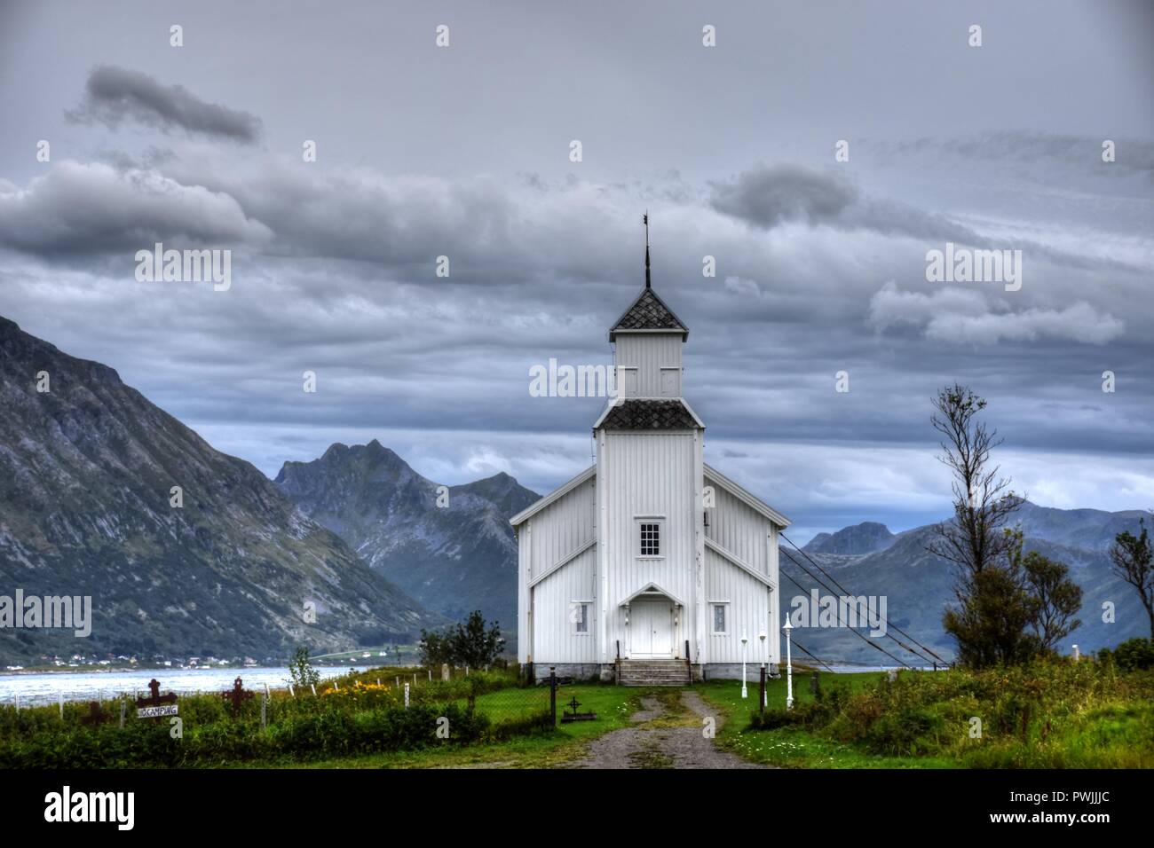Norwegen, Lofoten, Gimsøy, Gimsøy Kirke, Kirche, Friedhof, Gimsøya, Gimsøystraumen, Fjord, Vinjevika, Sandmannen, Insel, Kreuz, Grabkreuz, Gottesacker Stock Photo