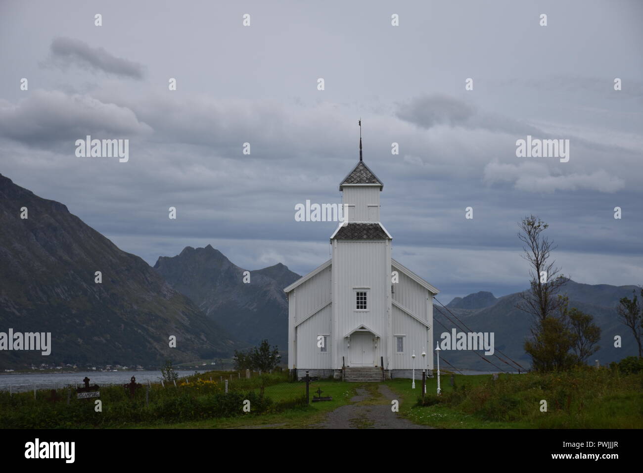 Norwegen, Lofoten, Gimsøy, Gimsøy Kirke, Kirche, Friedhof, Gimsøya, Gimsøystraumen, Fjord, Vinjevika, Sandmannen, Insel, Kreuz, Grabkreuz, Gottesacker Stock Photo