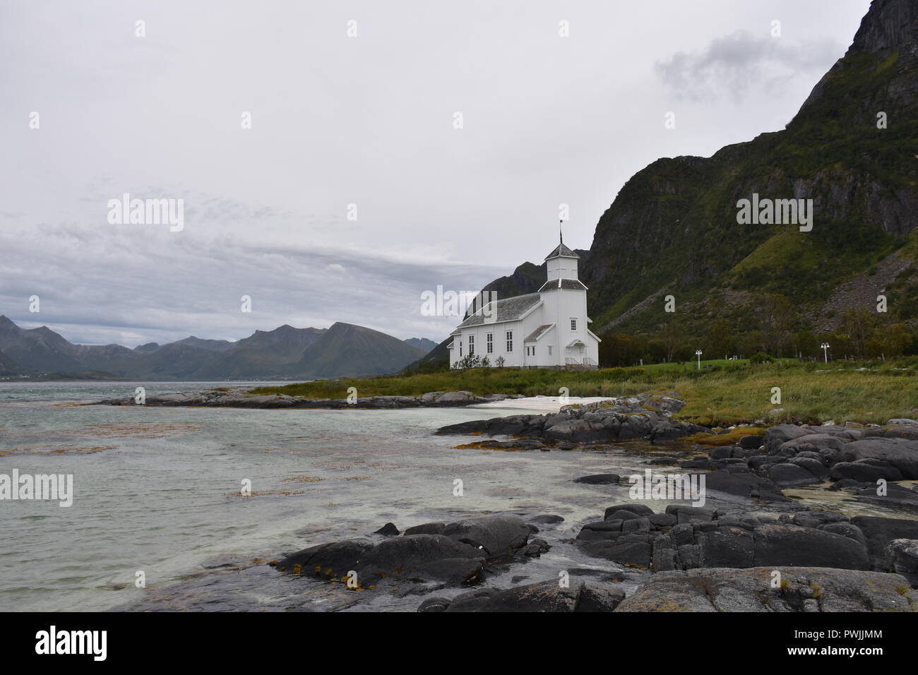 Norwegen, Lofoten, Gimsøy, Gimsøy Kirke, Kirche, Friedhof, Gimsøya, Gimsøystraumen, Fjord, Vinjevika, Sandmannen, Insel, Kreuz, Grabkreuz, Gottesacker Stock Photo