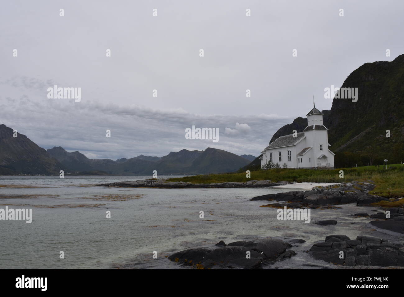 Norwegen, Lofoten, Gimsøy, Gimsøy Kirke, Kirche, Friedhof, Gimsøya, Gimsøystraumen, Fjord, Vinjevika, Sandmannen, Insel, Kreuz, Grabkreuz, Gottesacker Stock Photo