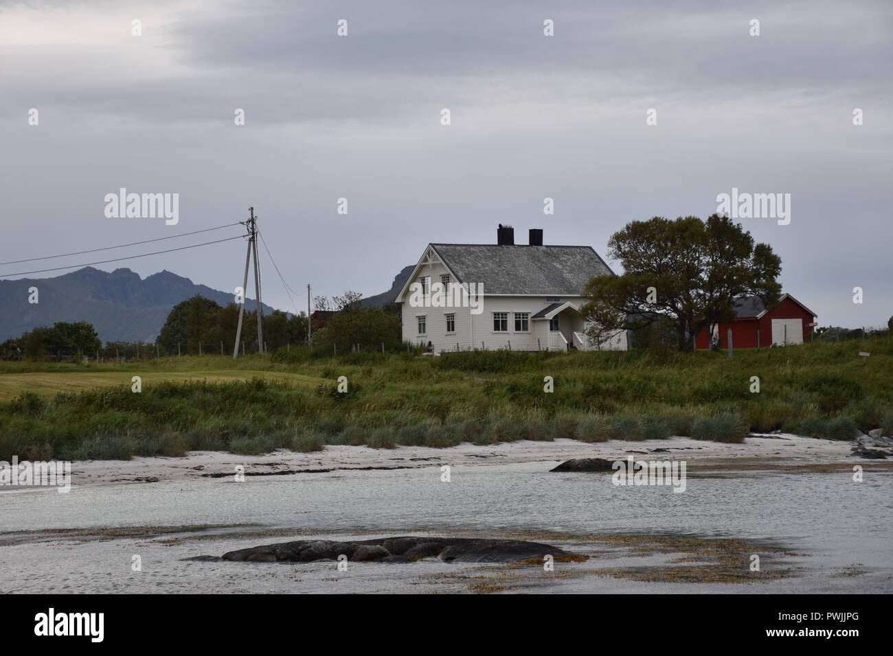 Norwegen, Lofoten, Gimsøy, Gimsøya, Gimsøystraumen, Fjord, Vinjevika, Sandmannen, Insel, Herbst, Nordland, Sommer, Wetter, Wolken, Küste, Ufer, Strand Stock Photo
