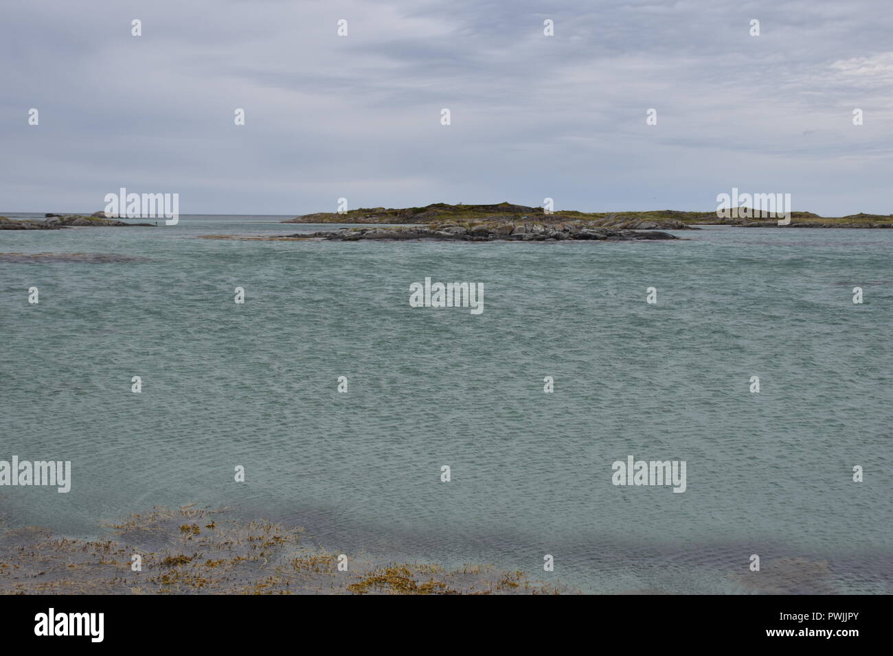 Norwegen, Lofoten, Gimsøy, Gimsøya, Gimsøystraumen, Fjord, Vinjevika, Sandmannen, Insel, Herbst, Nordland, Sommer, Wetter, Wolken, Küste, Ufer, Strand Stock Photo