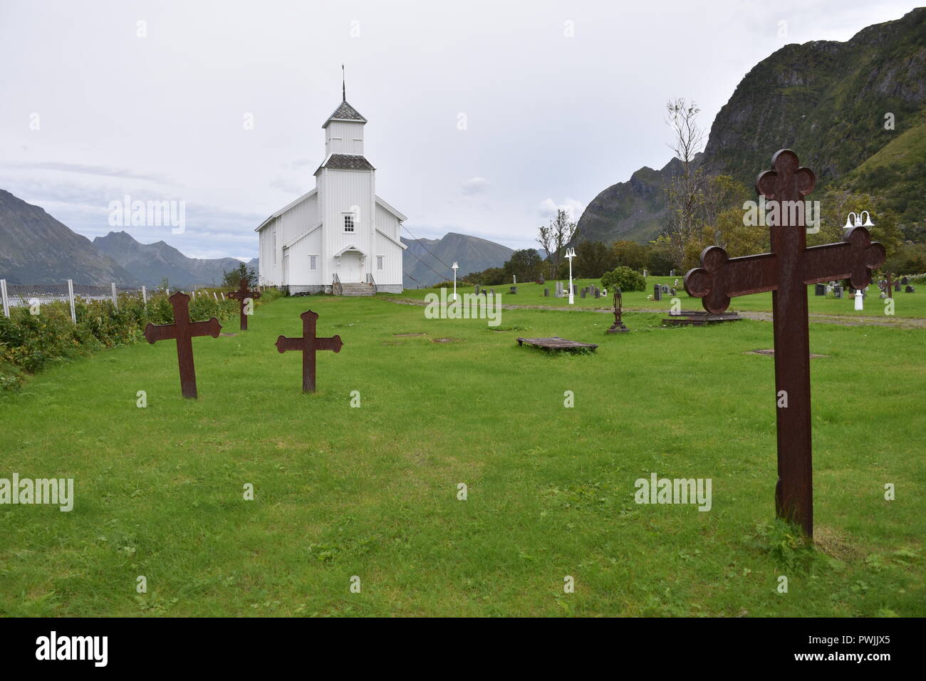 Norwegen, Lofoten, Gimsøy, Gimsøy Kirke, Kirche, Friedhof, Gimsøya, Gimsøystraumen, Fjord, Vinjevika, Sandmannen, Insel, Kreuz, Grabkreuz, Gottesacker Stock Photo